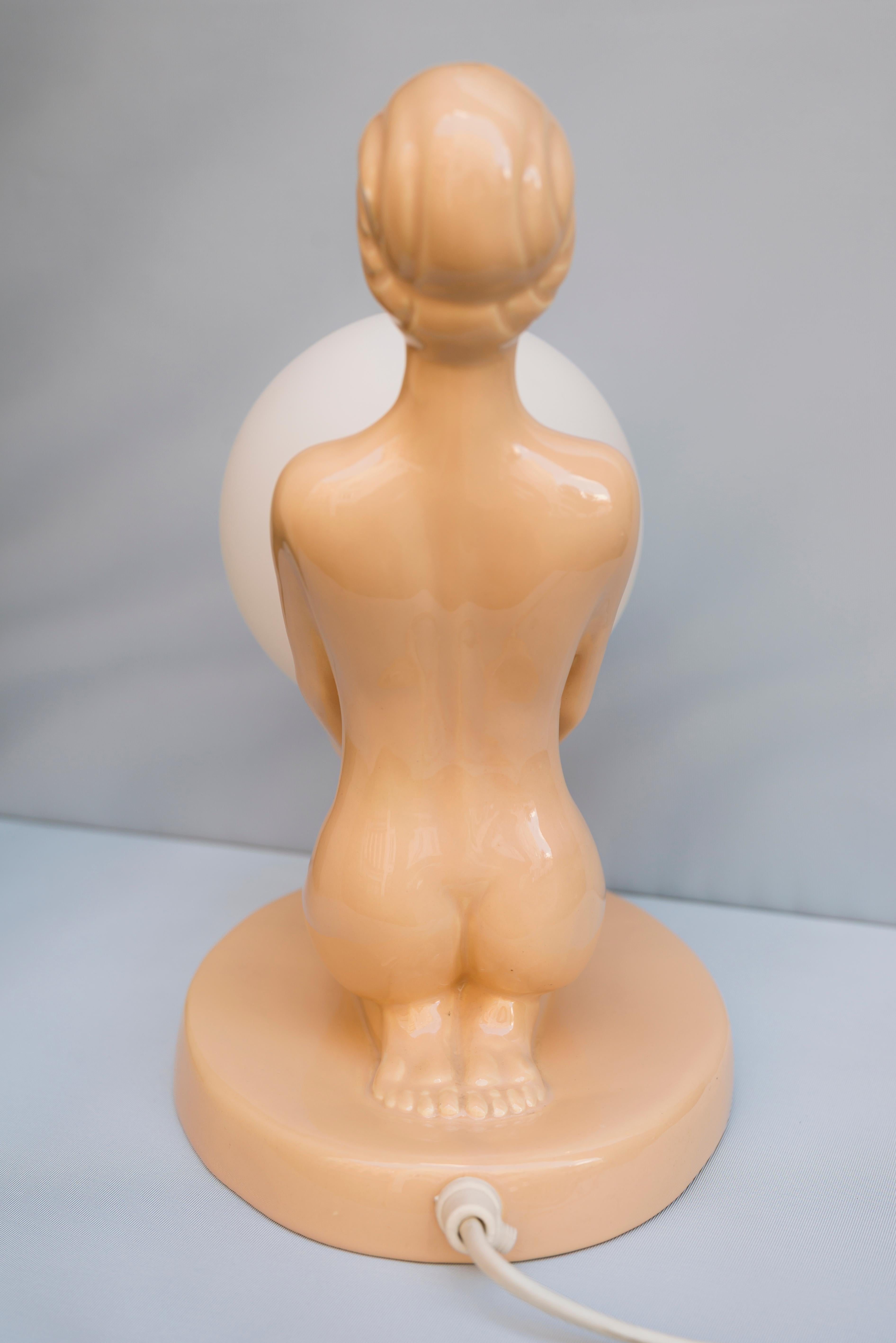 20ième siècle Lampe de table femme en céramique rose tendre avec globe en verre opalin, Europe, 1970 en vente