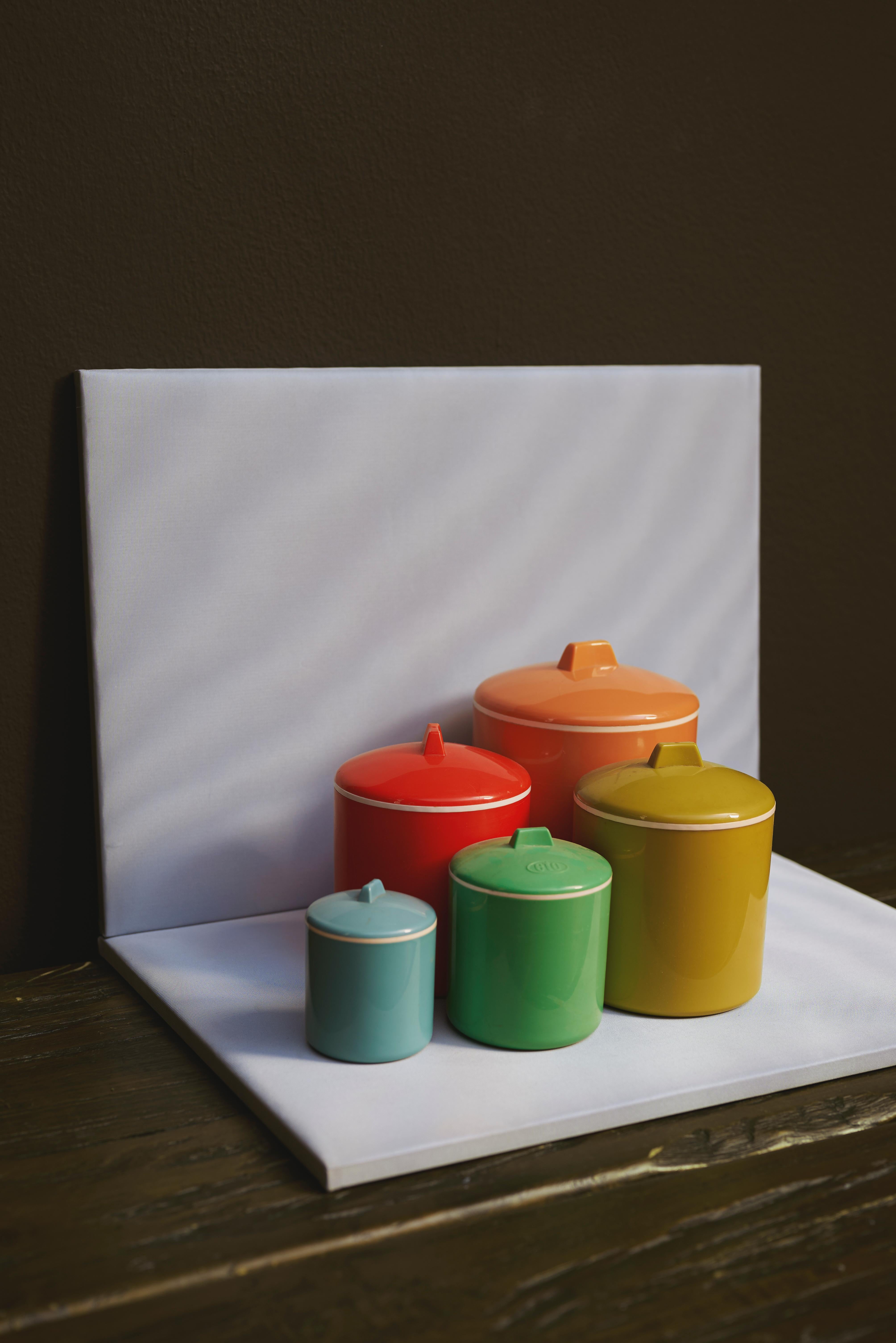 Set di 10 contenitori in plastica, Austria, anni '50
Presumibilmente prodotto da ETO/Murplastic a Graz, in Austria.

Realizzati in plastica resistente, con le linee pulite e l'eleganza funzionale tipiche di Murplastic, questi barattoli esemplificano