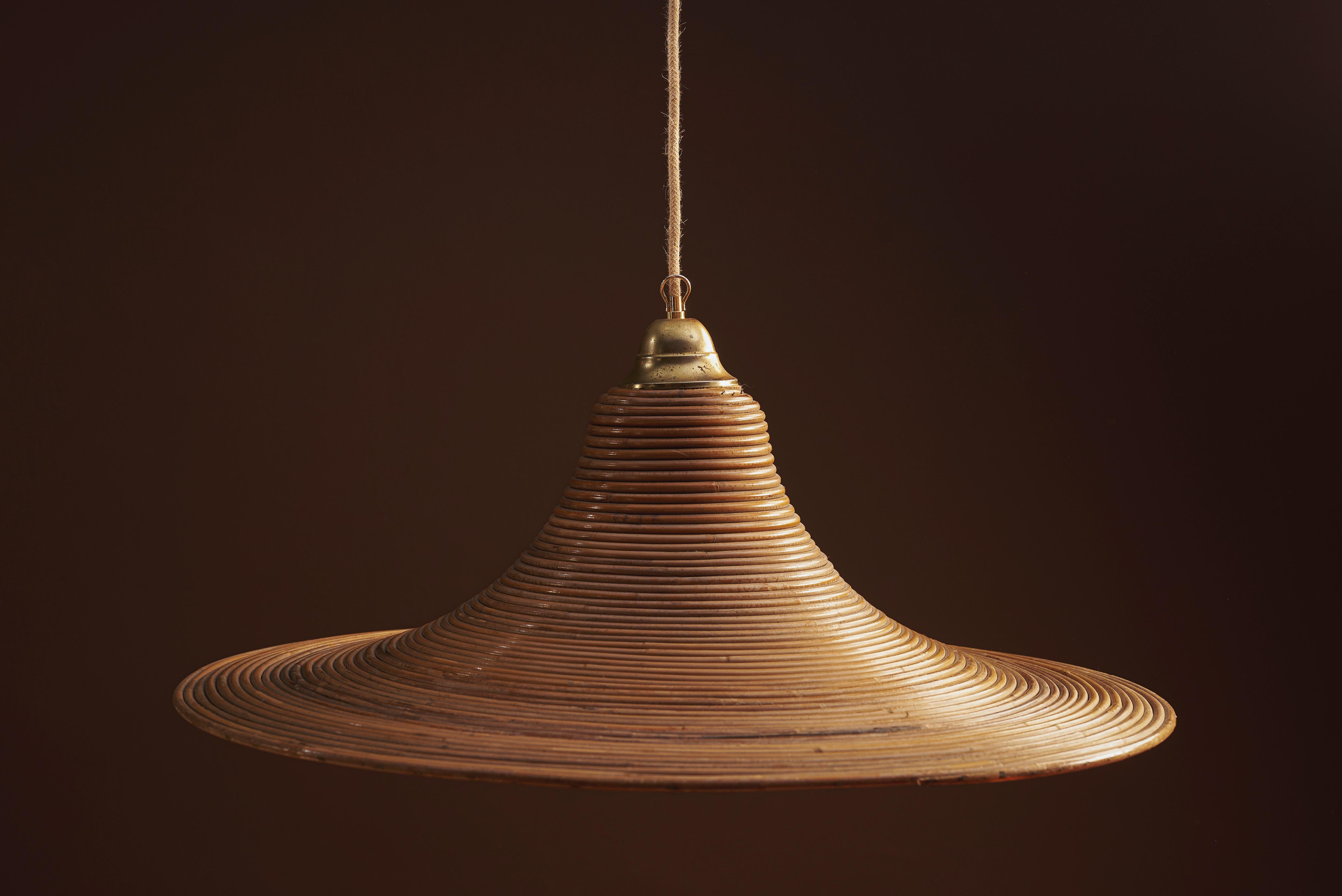 Lampada a sospensione a cascata in bambù e rattan realizzata a mano, Italia, anni '70

Un'eccezionale lampada a sospensione artigianale attribuita a Vivai del Sud, Italia, circa anni Settanta. Questo apparecchio scultoreo presenta un paralume a