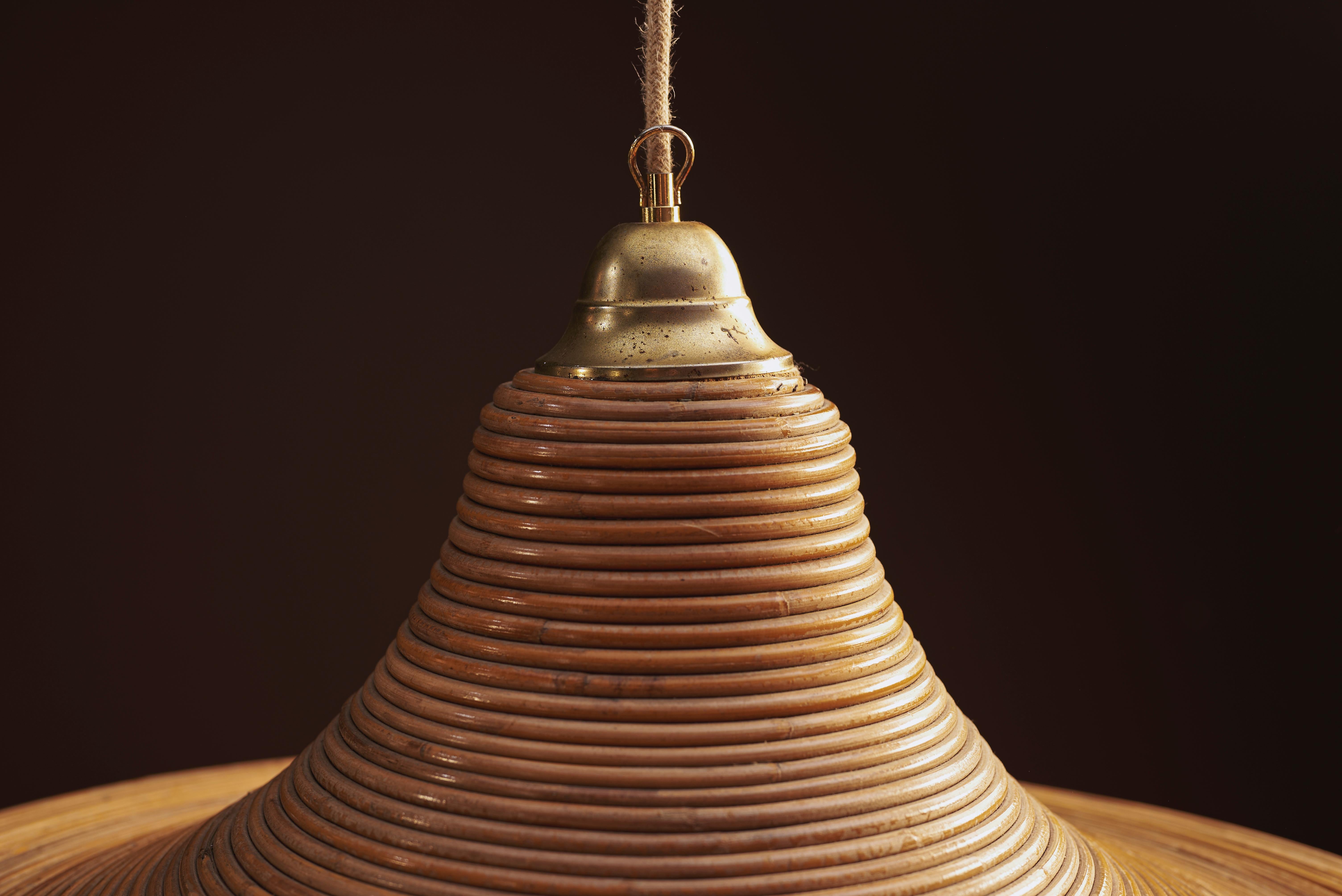 Fatto a mano Lampada a sospensione a cascata in bambù e rattan realizzata a mano, Italia, anni '70 in vendita