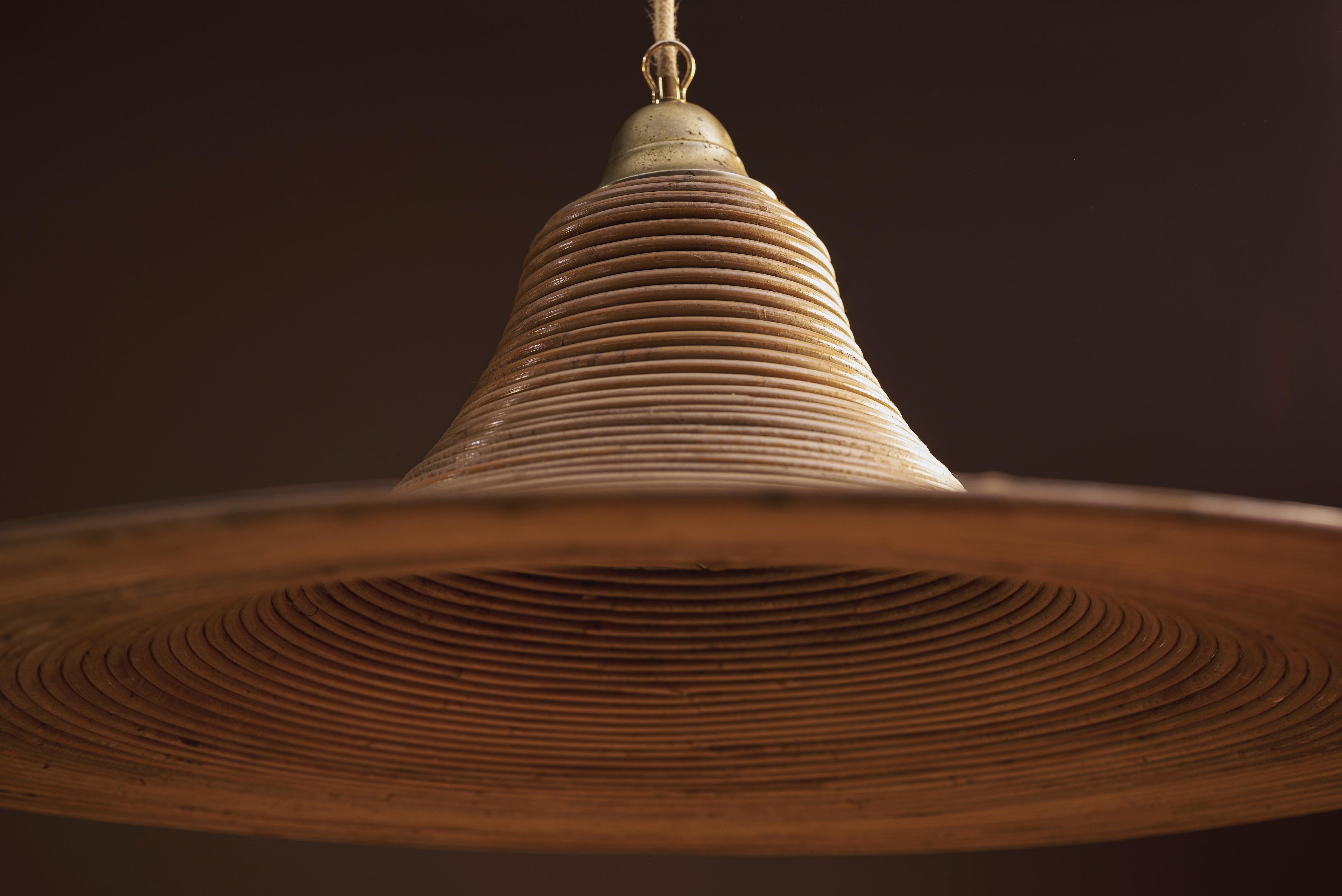 Lampada a sospensione a cascata in bambù e rattan realizzata a mano, Italia, anni '70 In condizioni buone in vendita a Vienna, AT