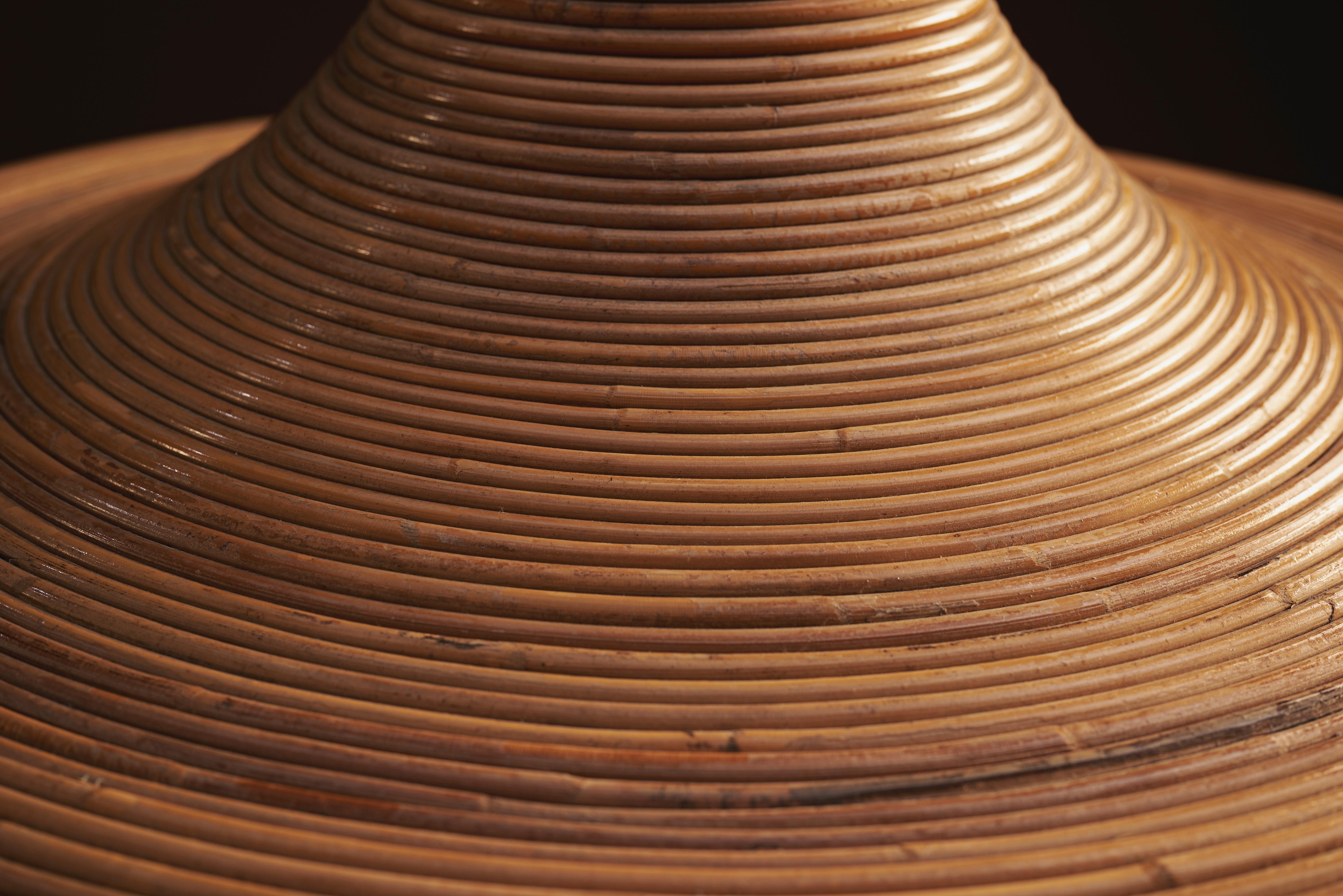 Italiano Lampada a sospensione a cascata in bambù e rattan realizzata a mano, Italia, anni '70 in vendita