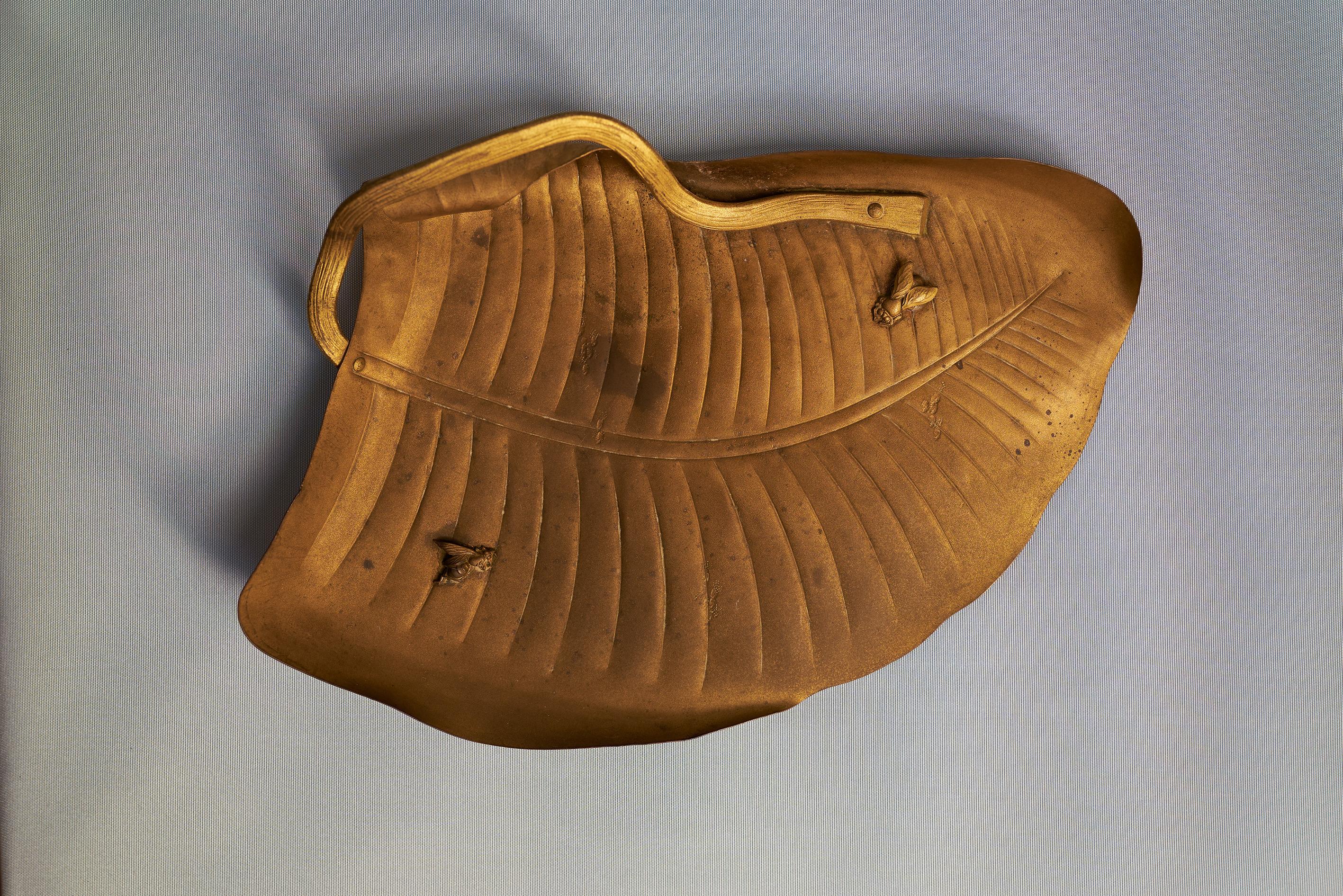 Ramasse-miettes Art Nouveau en laiton en forme de feuille stylisée, New York, vers 1900
Elegant objet décoratif - laiton finement coulé - détails naturalistes

Exemple exceptionnel de la métallurgie décorative du début du XXe siècle, ce