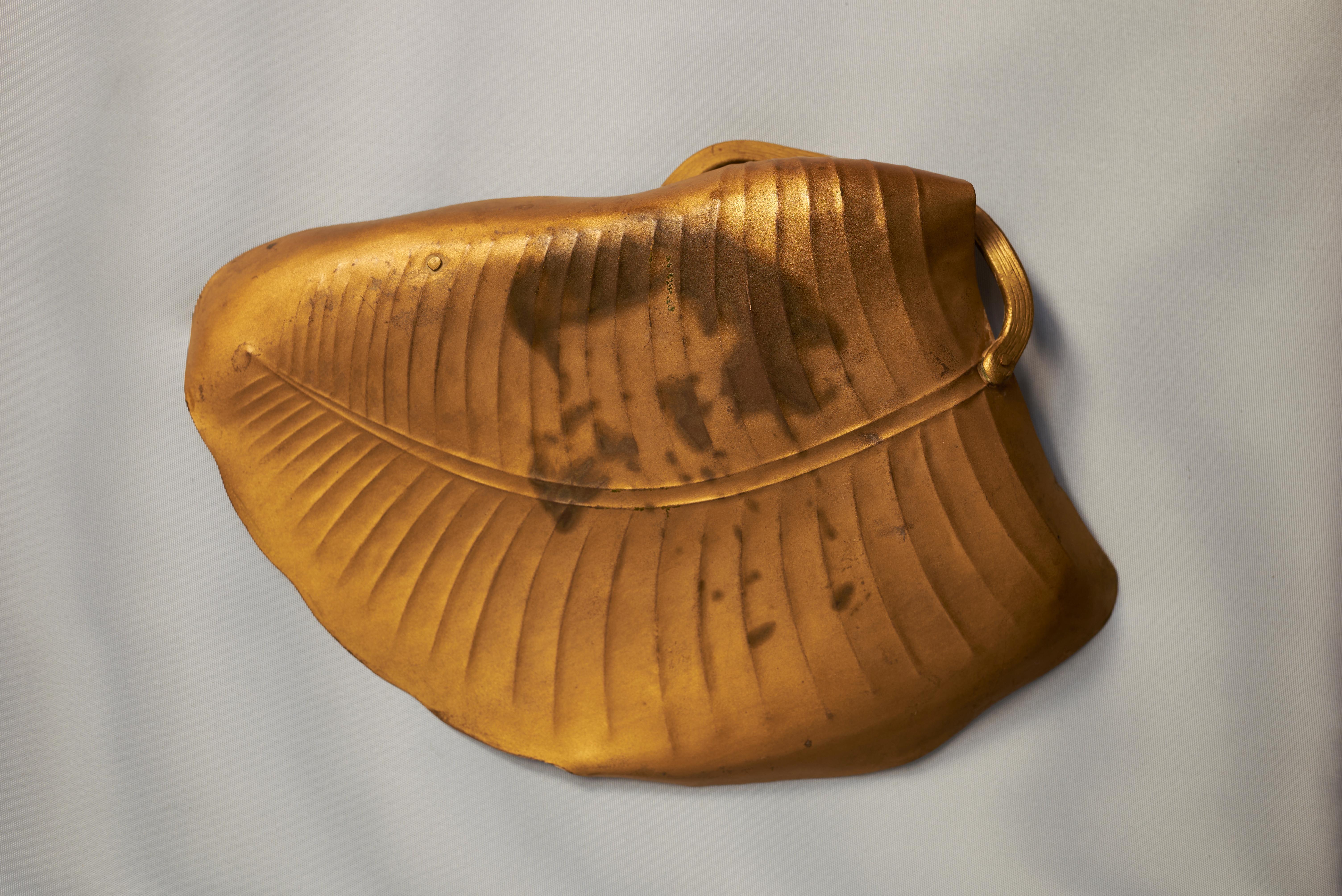 Art nouveau Ramasse-miettes Art Nouveau en laiton en forme de feuille stylisée, New York, vers 1900 en vente