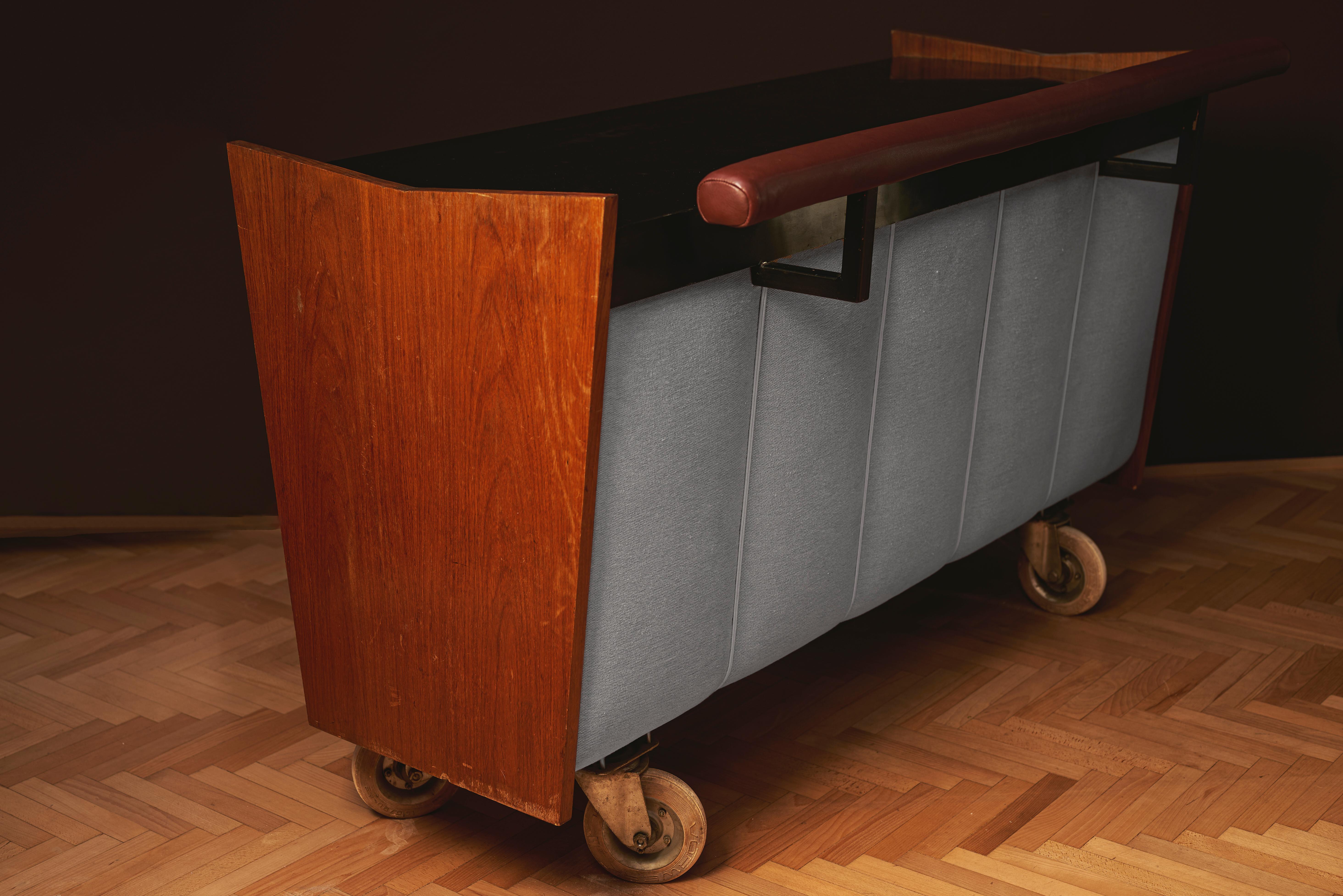Mobile bar su misura della modernità di metà secolo, Austria, circa anni '50
Pezzo su misura, acquistato a Vienna - completamente restaurato con nuovo tessuto e pelle - illuminazione integrata

Un mobile bar moderno di metà secolo, unico e