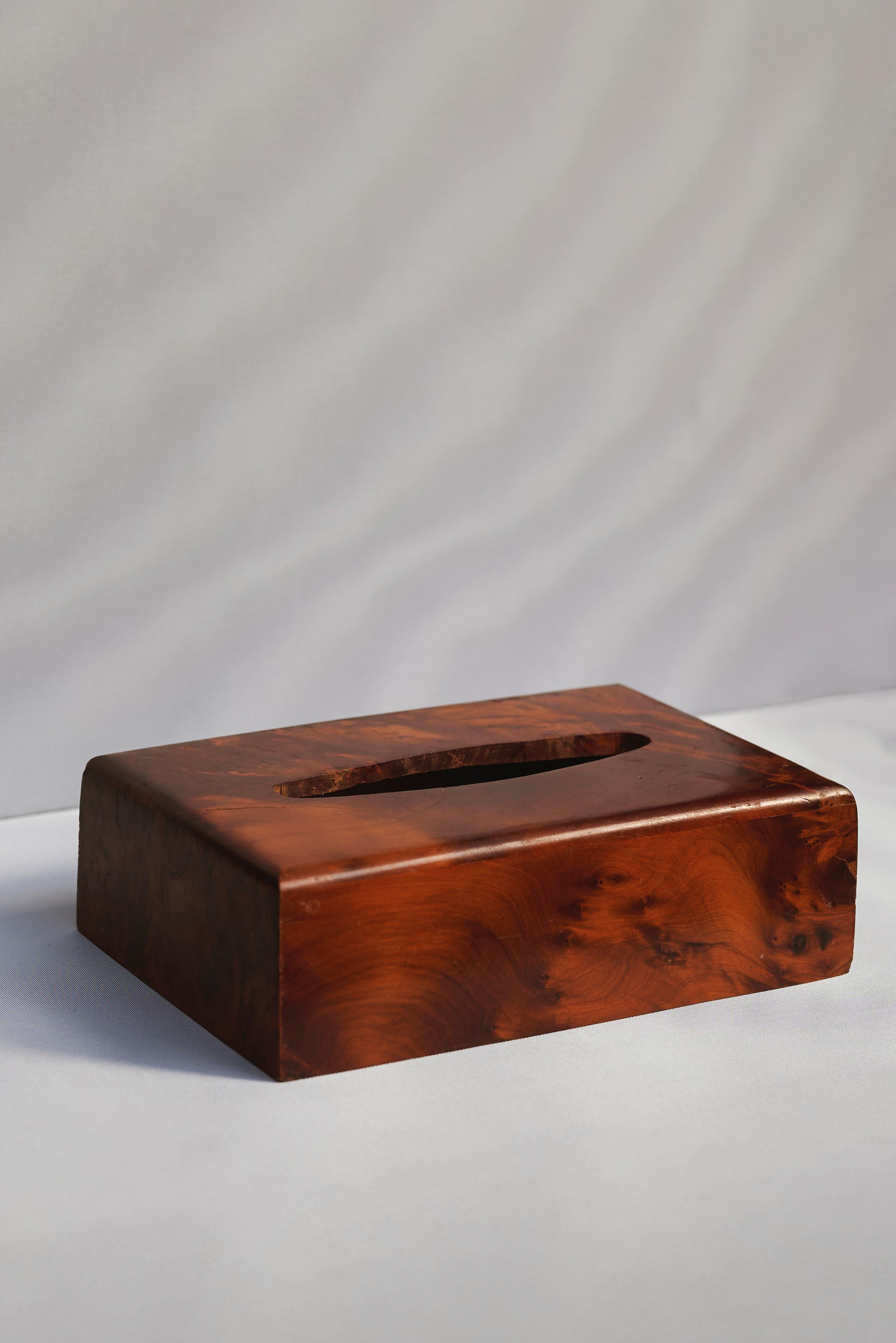 Coperchio di scatola per fazzoletti in legno di buro Art Deco, Vienna, 1930 circa
Eleganza del design artigianale - impiallacciatura in radica - origine austriaca

Uno squisito porta-fazzoletti Art Déco, realizzato a Vienna intorno al 1930. Questo