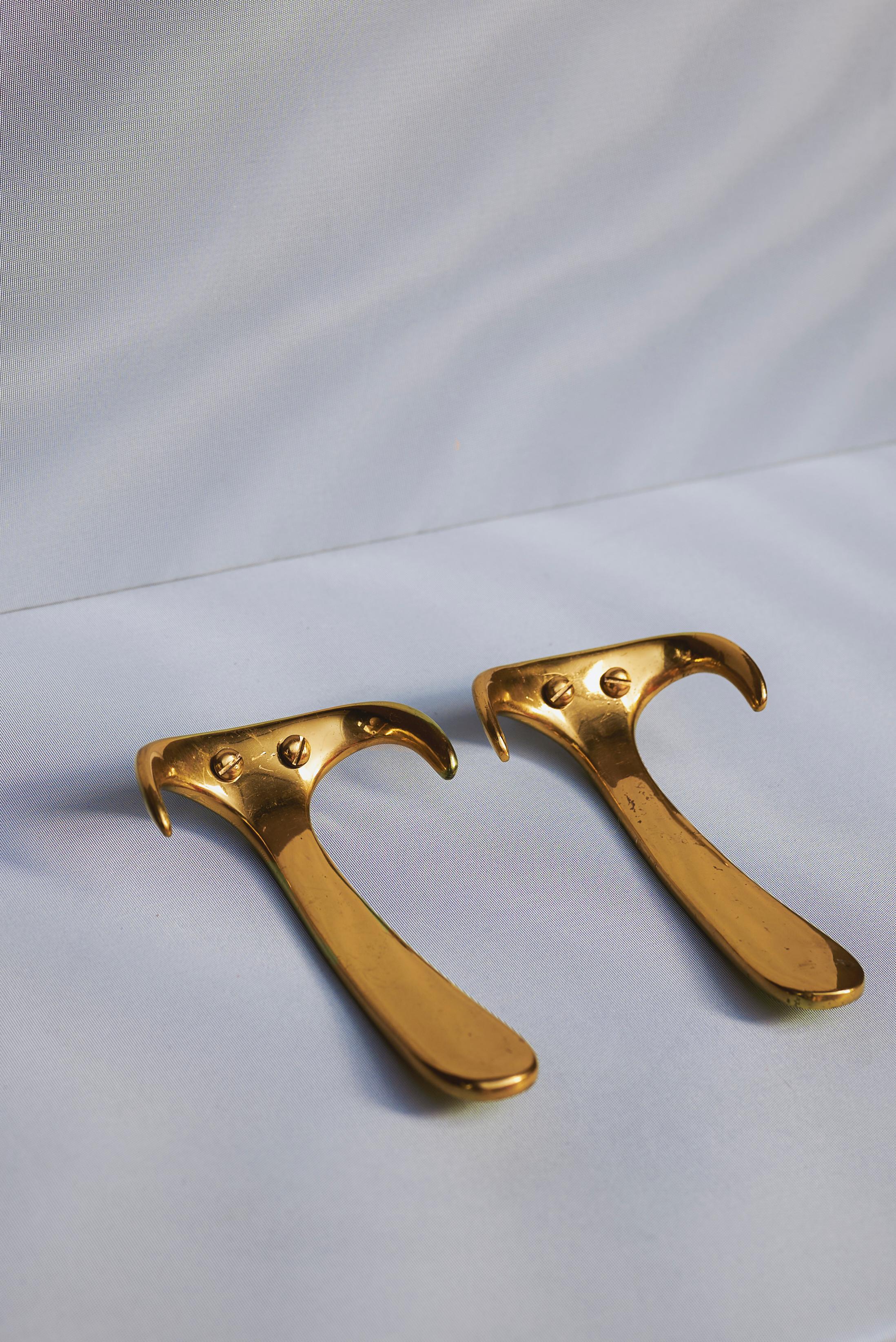 Carl Auböck Modell #4982 - Wandhaken aus poliertem Messing, Österreich, 1950er Jahre
Original Vintage Werkstätte Carl Auböck Design - handgefertigt in Wien

Ein raffinierter und sammelwürdiger Wandhaken aus Messing, Modell #4982, entworfen von Carl