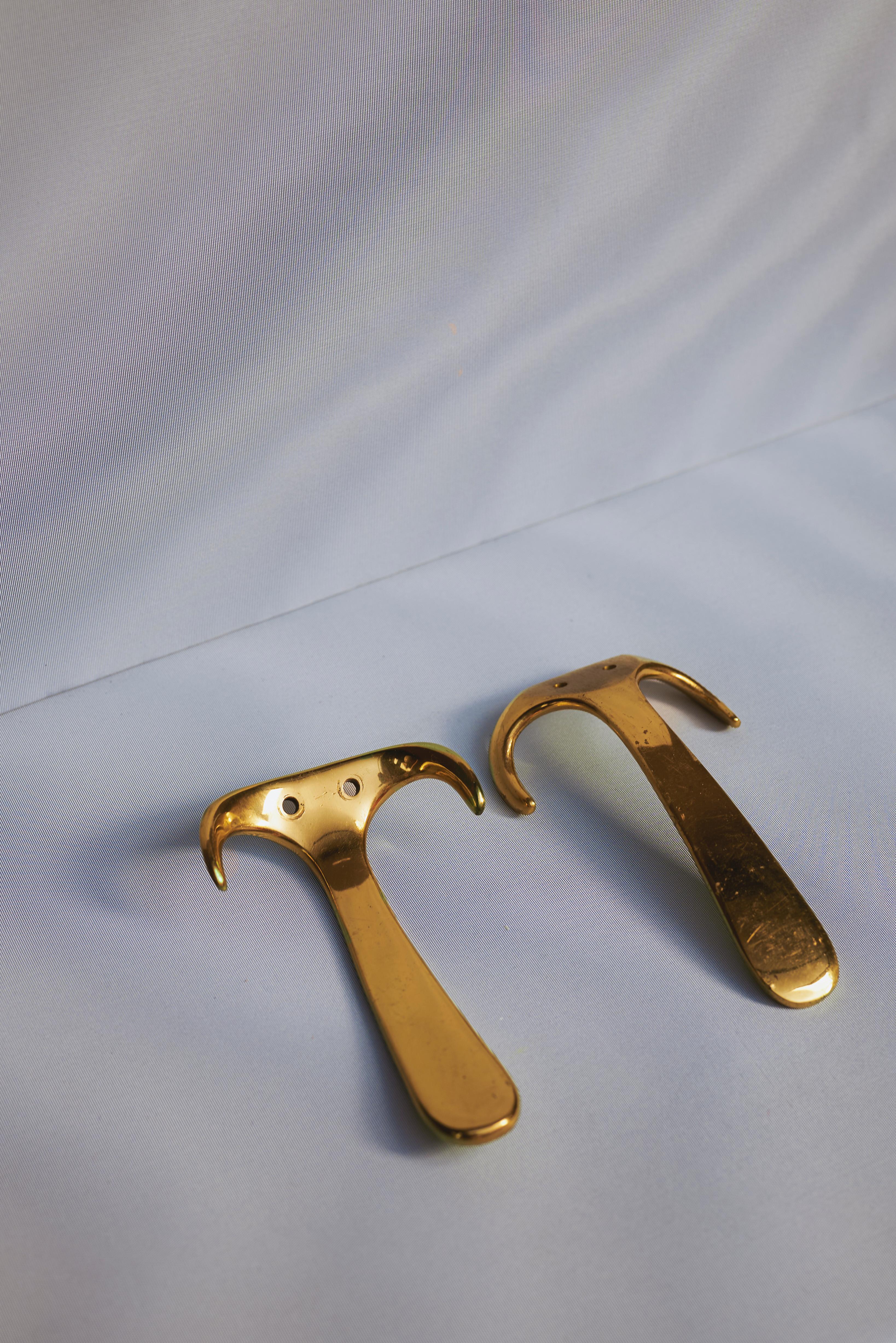 Paar Carl Auböck Model #4982 Wandhaken aus poliertem Messing, Österreich, 1950er Jahre (Moderne der Mitte des Jahrhunderts) im Angebot