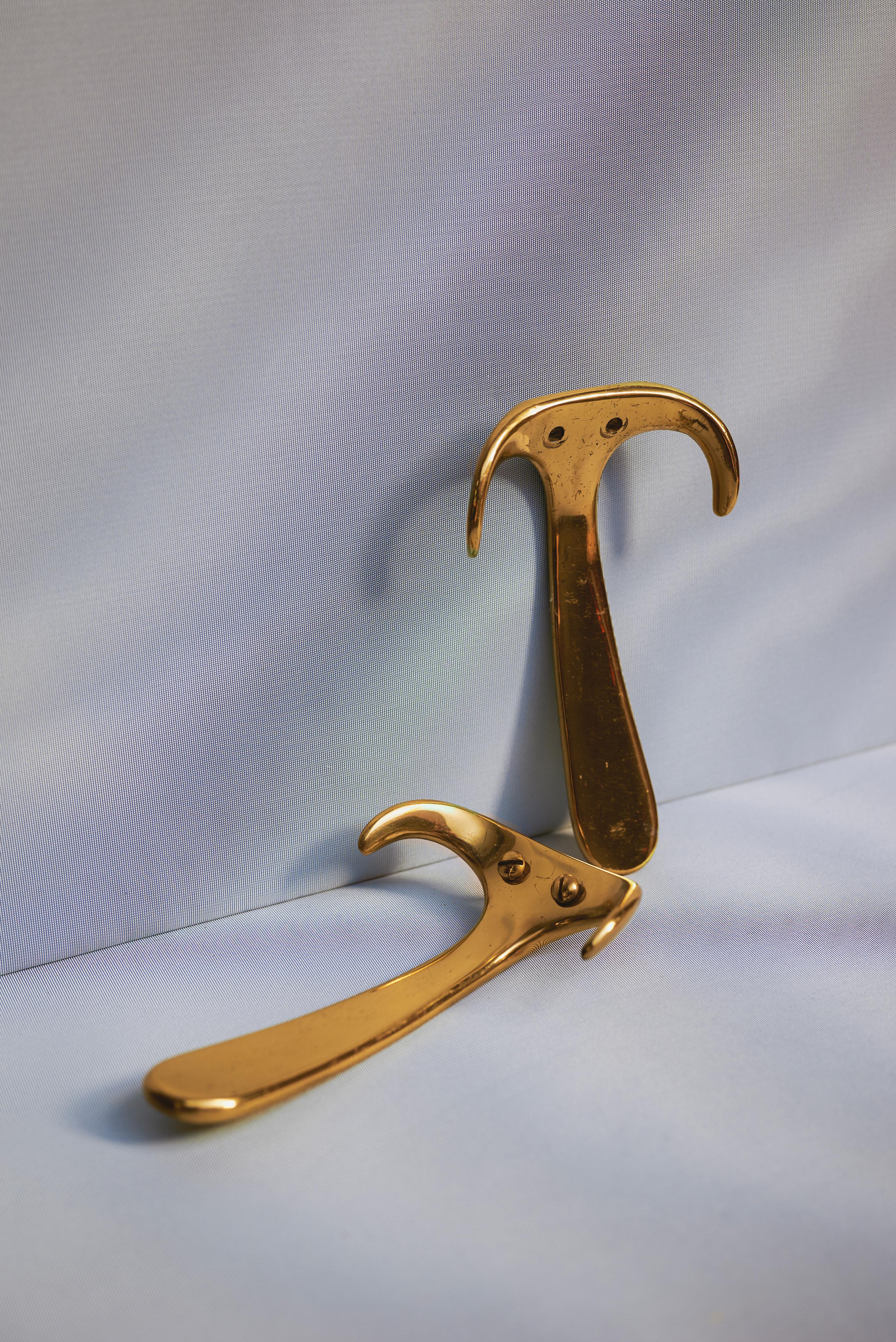 Paar Carl Auböck Model #4982 Wandhaken aus poliertem Messing, Österreich, 1950er Jahre (Österreichisch) im Angebot