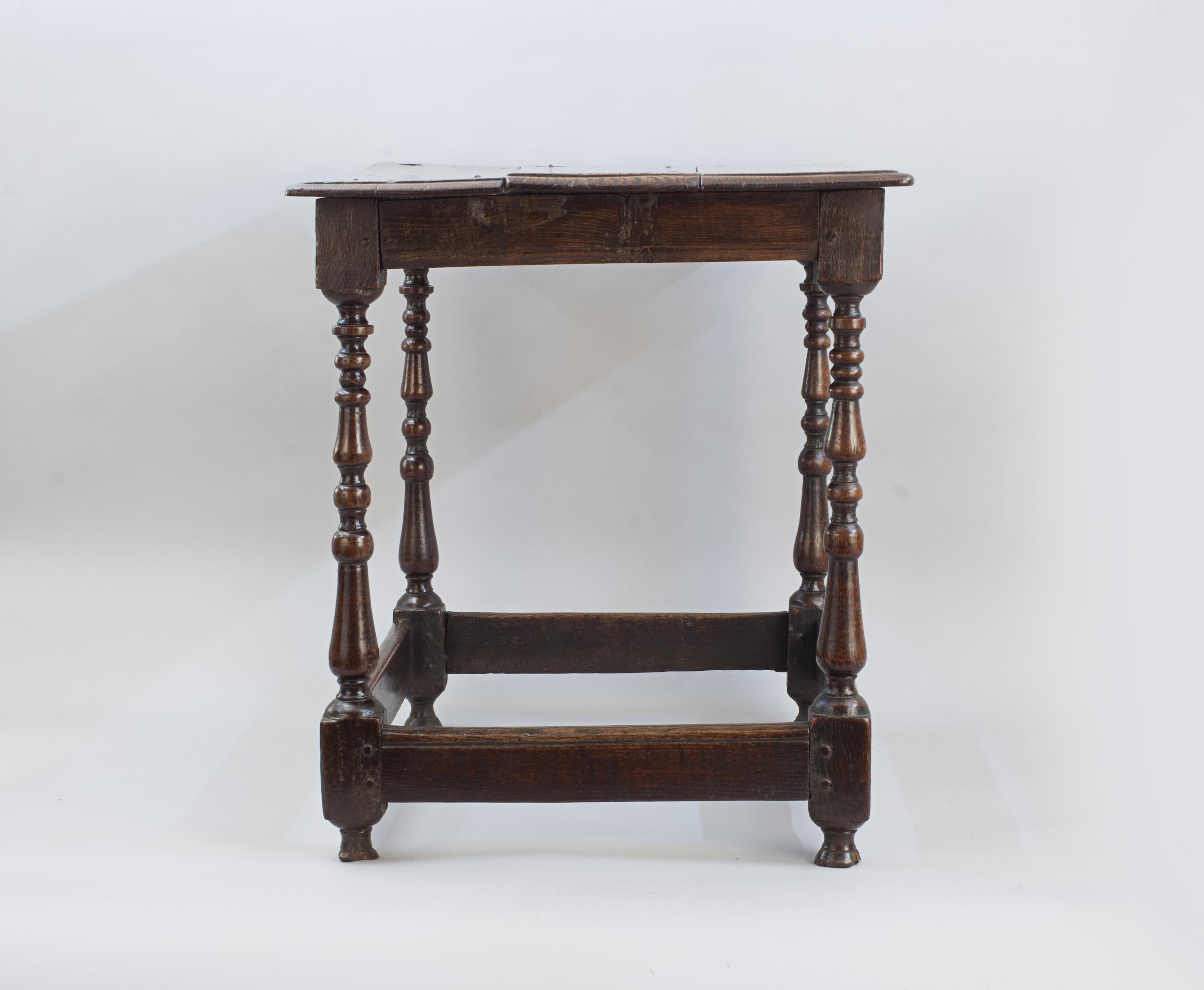 Table centrale en chêne ancien avec pieds tournés en balustre en vente 1