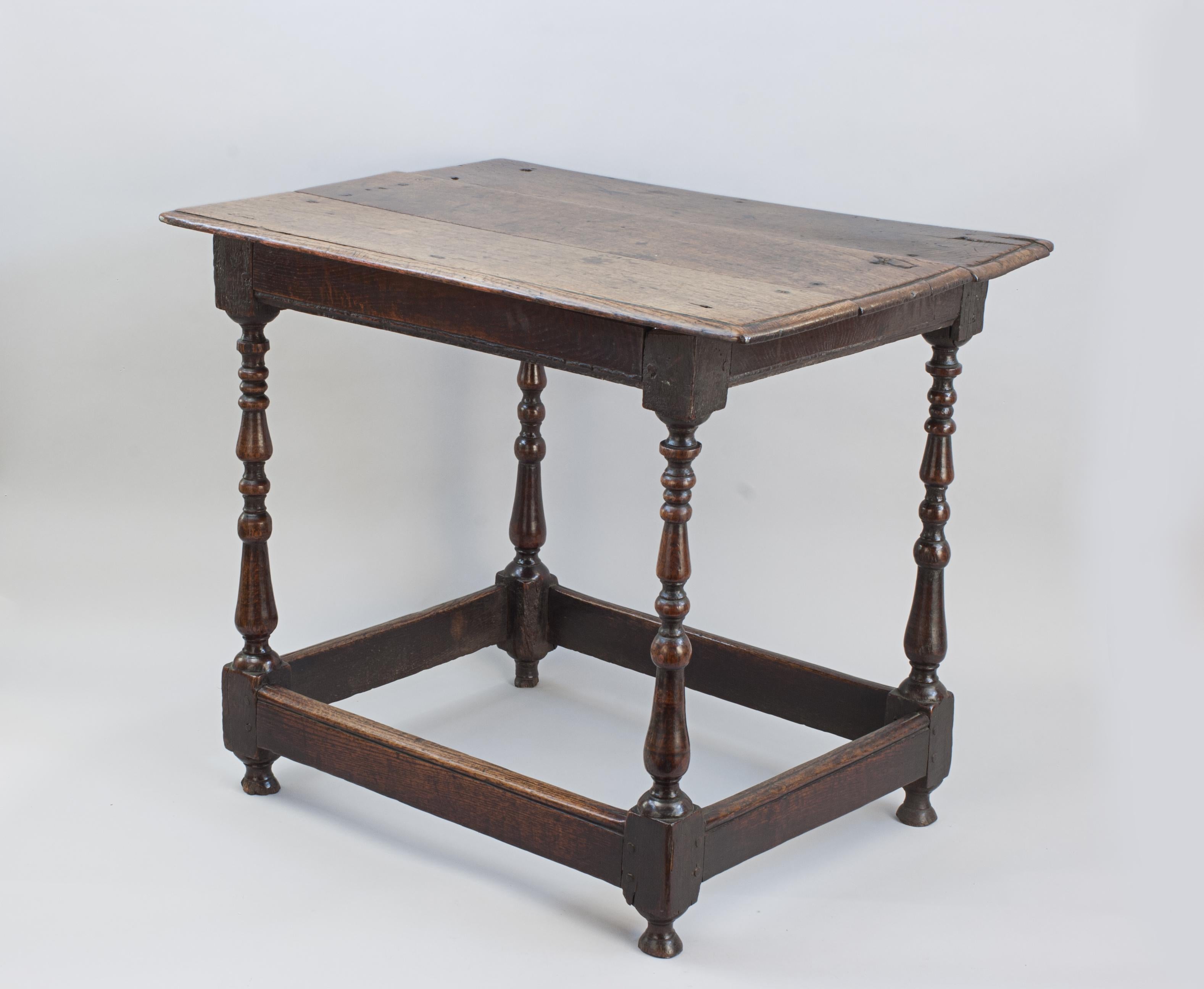 Table centrale en chêne ancien.
Charmante table d'appoint ancienne en chêne, table centrale avec un plateau à trois planches et un bord mouluré. Rails et traverses moulurés simples, pieds tournés en balustre et construction chevillée. La table