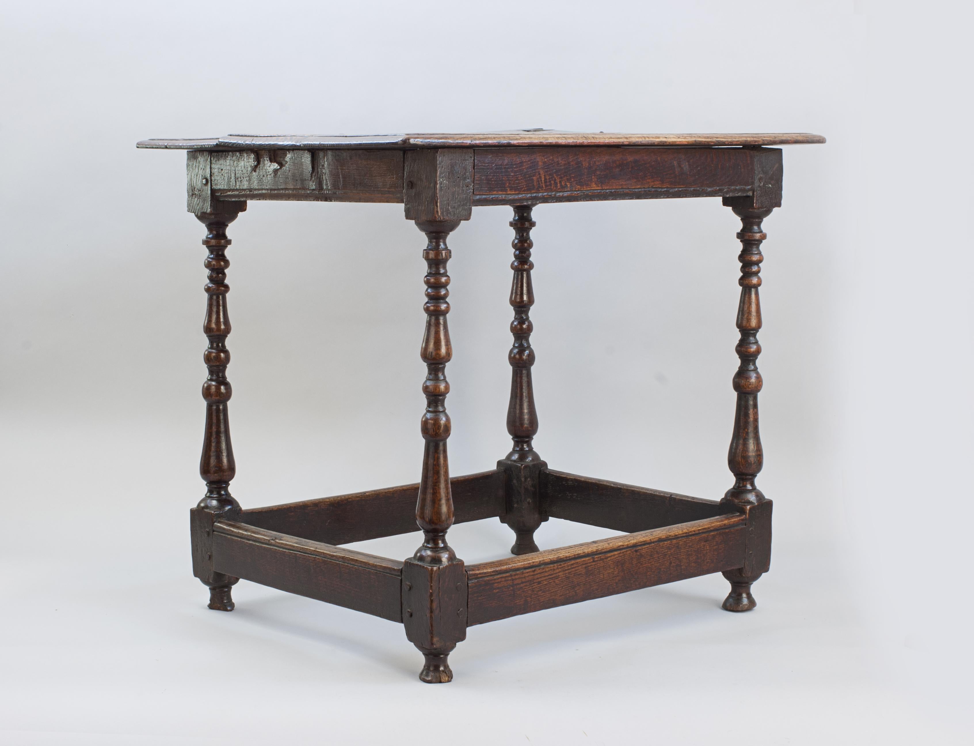 Chêne Table centrale en chêne ancien avec pieds tournés en balustre en vente