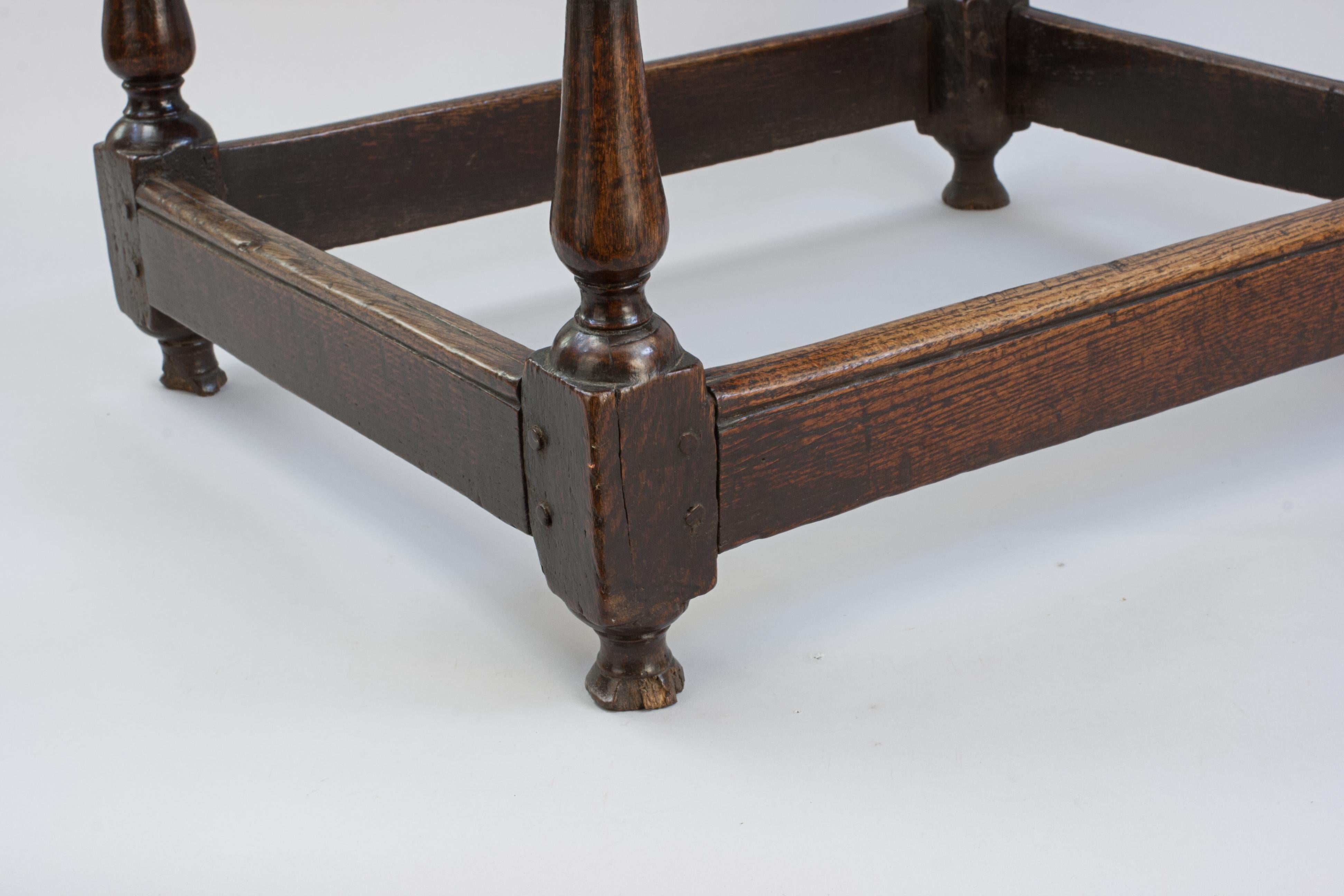 17ème siècle Table centrale en chêne ancien avec pieds tournés en balustre en vente