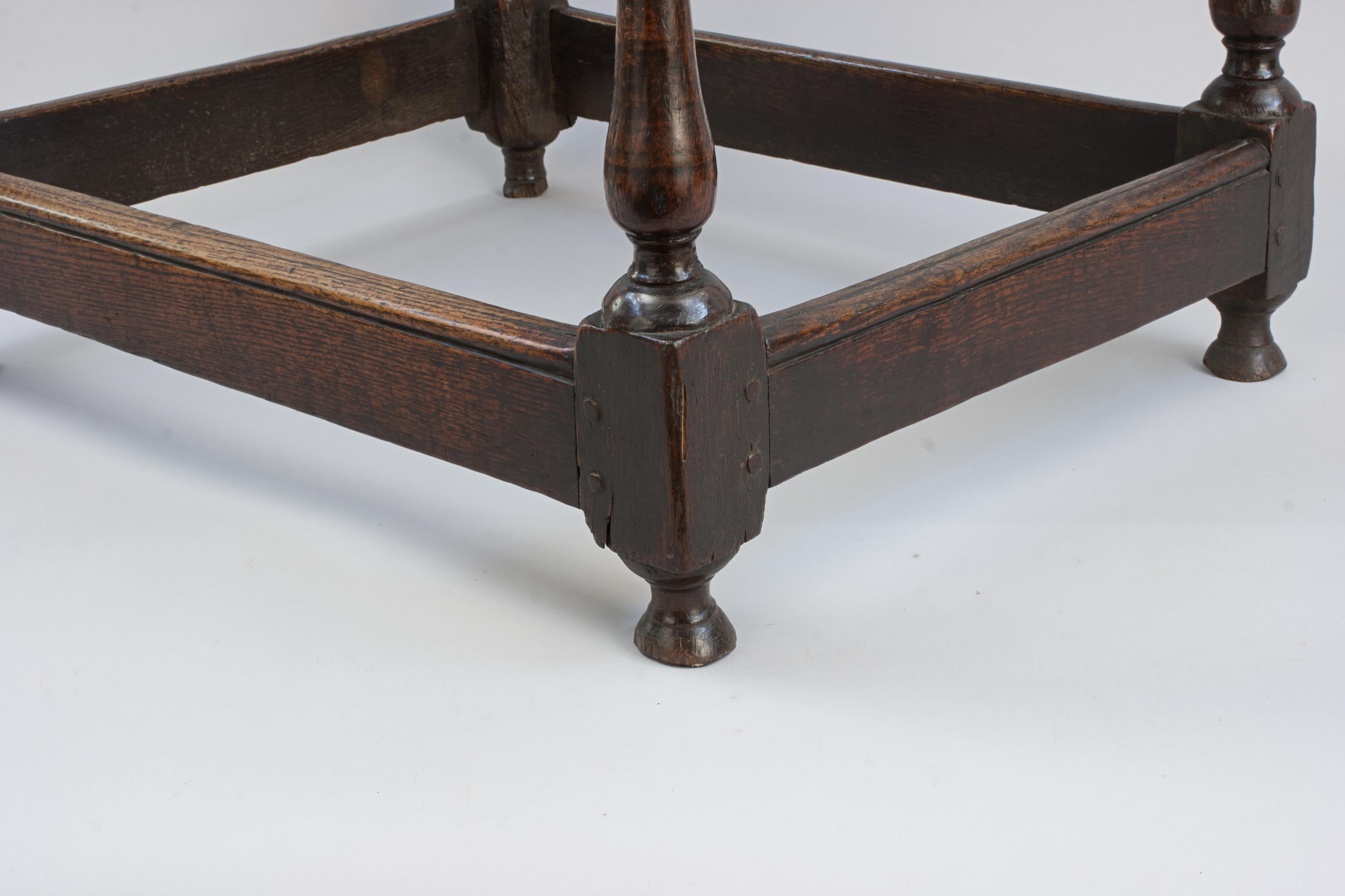 Table centrale en chêne ancien avec pieds tournés en balustre Bon état - En vente à Oxfordshire, GB