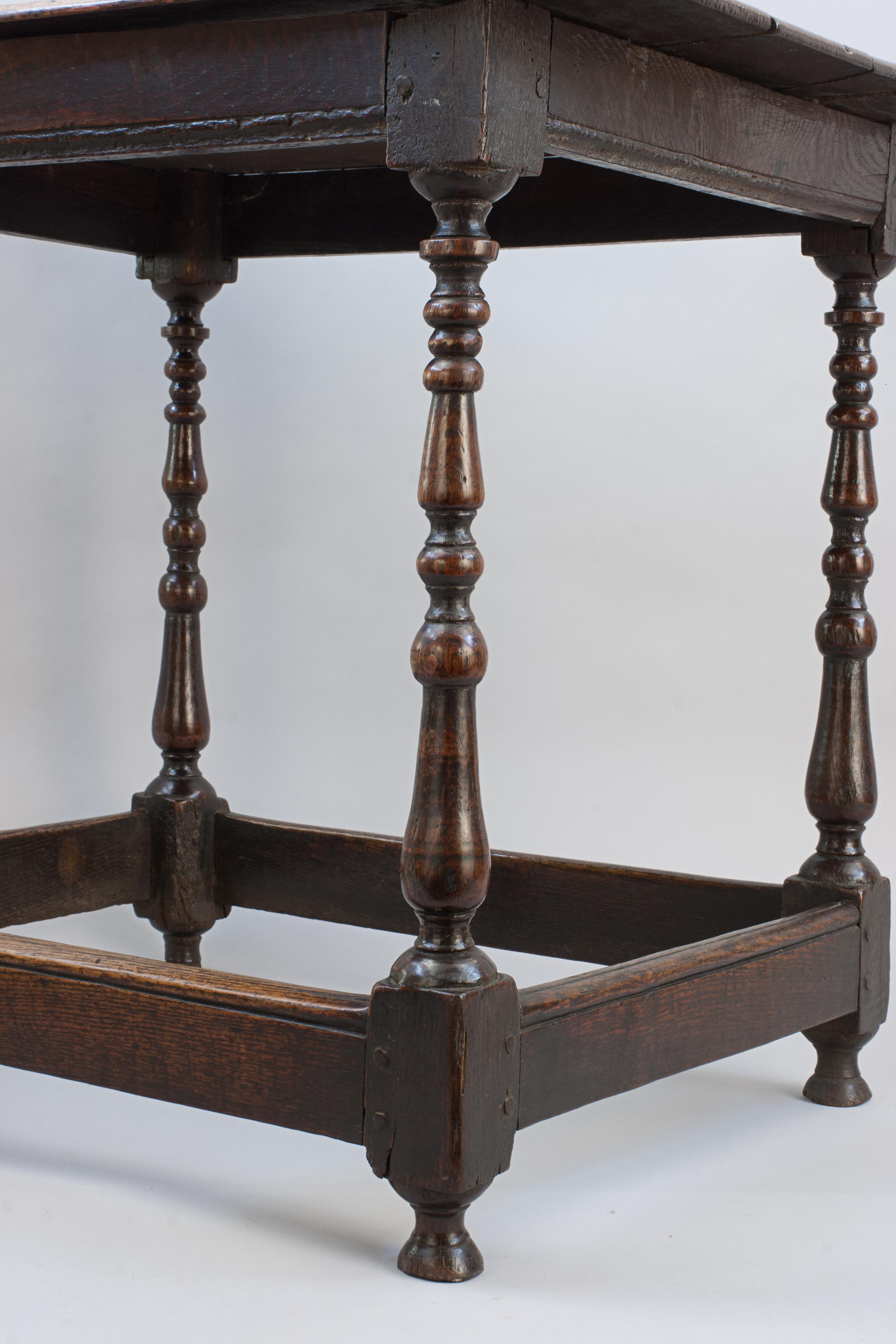 Britannique Table centrale en chêne ancien avec pieds tournés en balustre en vente