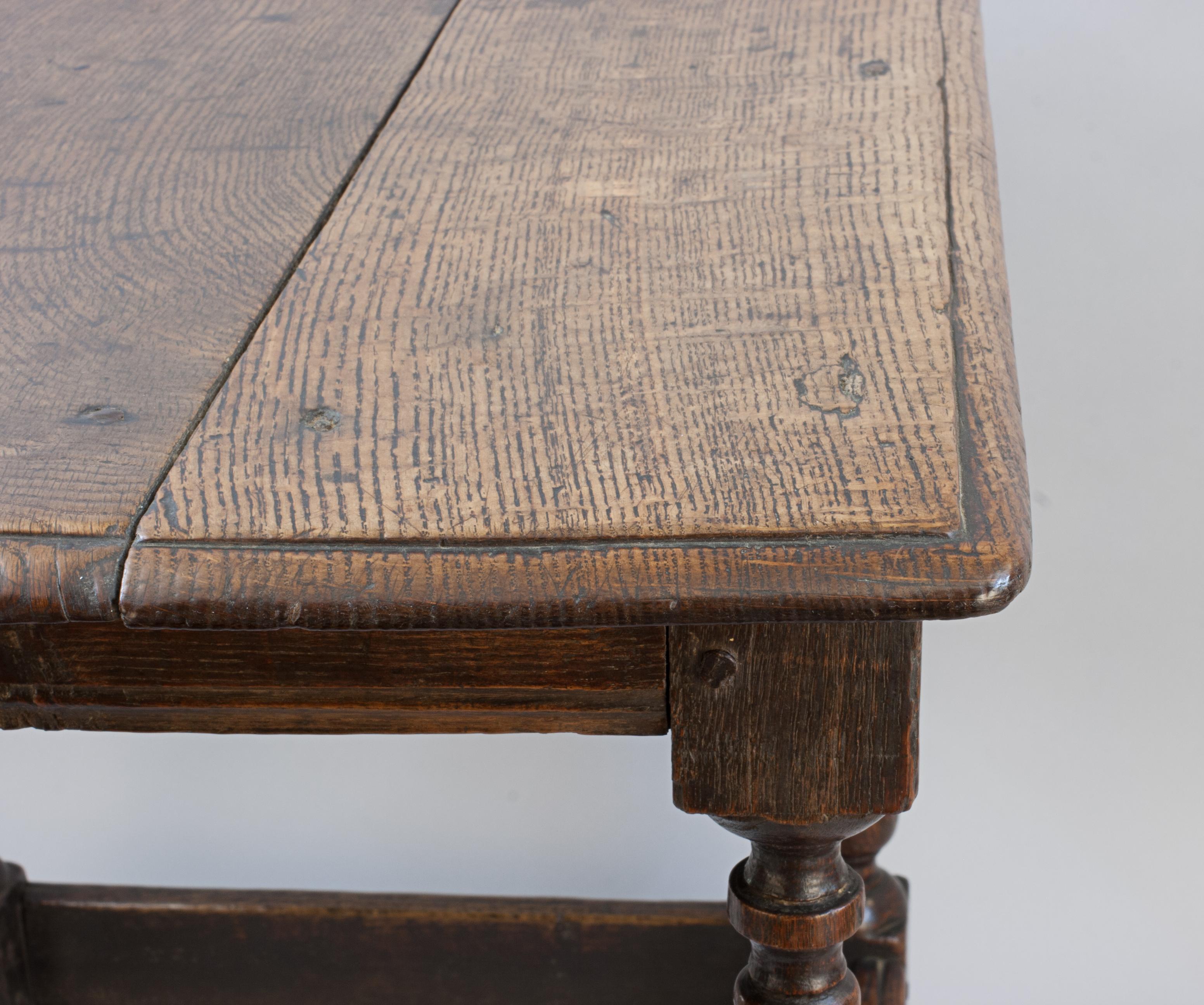 Table centrale en chêne ancien avec pieds tournés en balustre en vente 2