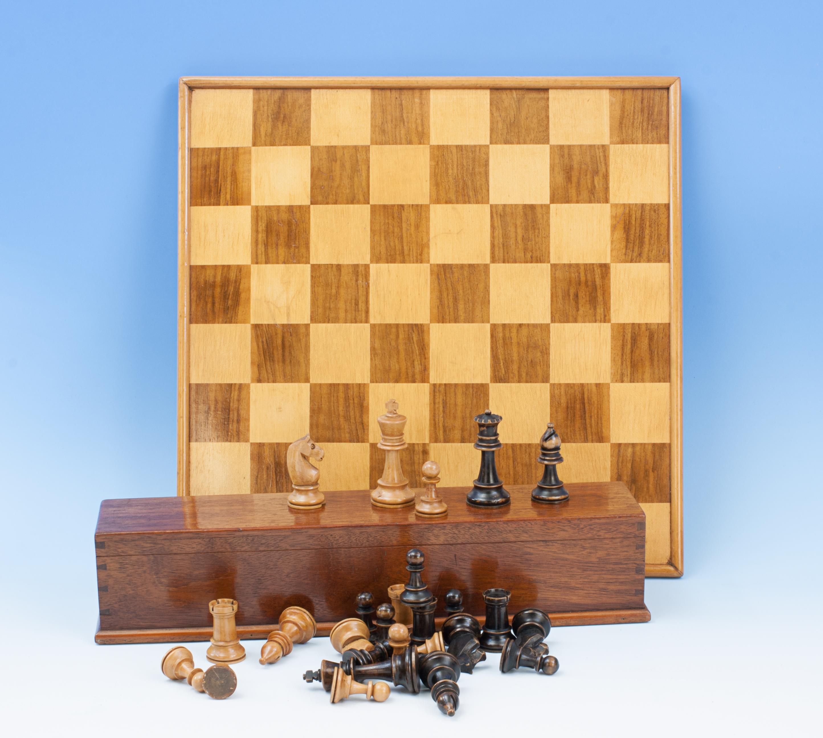 Antico set di scacchi in stile Staunton con scacchiera.
Un set di scacchi in stile Staunton con pezzi in legno con ampie basi tornite per una maggiore stabilità. Il set di scacchi comprende trentadue pezzi, quattro cavalieri con la testa e il collo