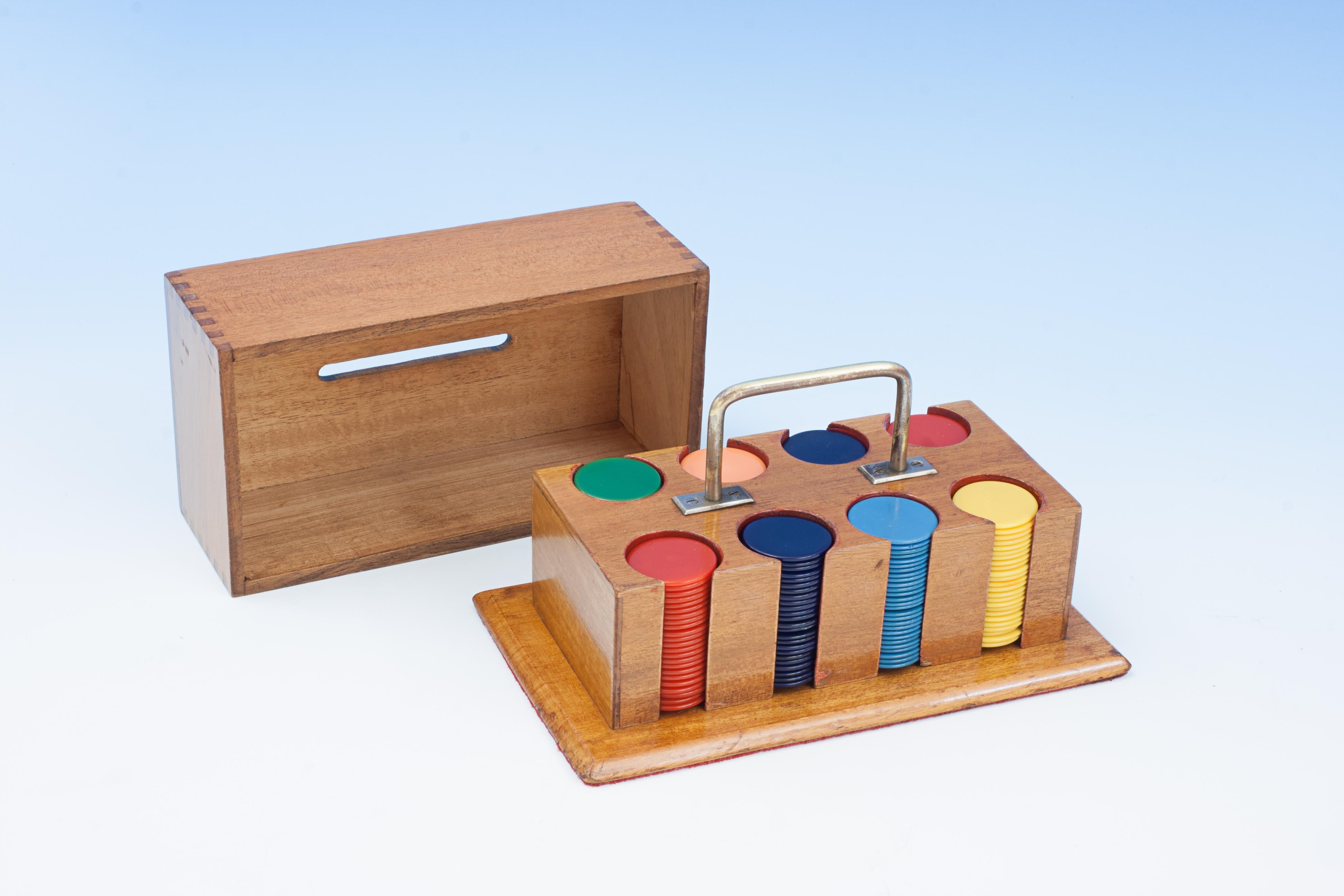 Fiches, carte e contenitori da gioco vintage.
Un bel set di banchi da gioco (poker, gioco d'azzardo, fiches da gioco) in un contenitore rettangolare in legno di faggio con maniglia centrale in ottone e coperchio sollevabile. Il supporto contiene