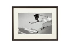 Foto di sci in stile vintage, fotografia incorniciata di sci alpino, salto audace, formato grande.
