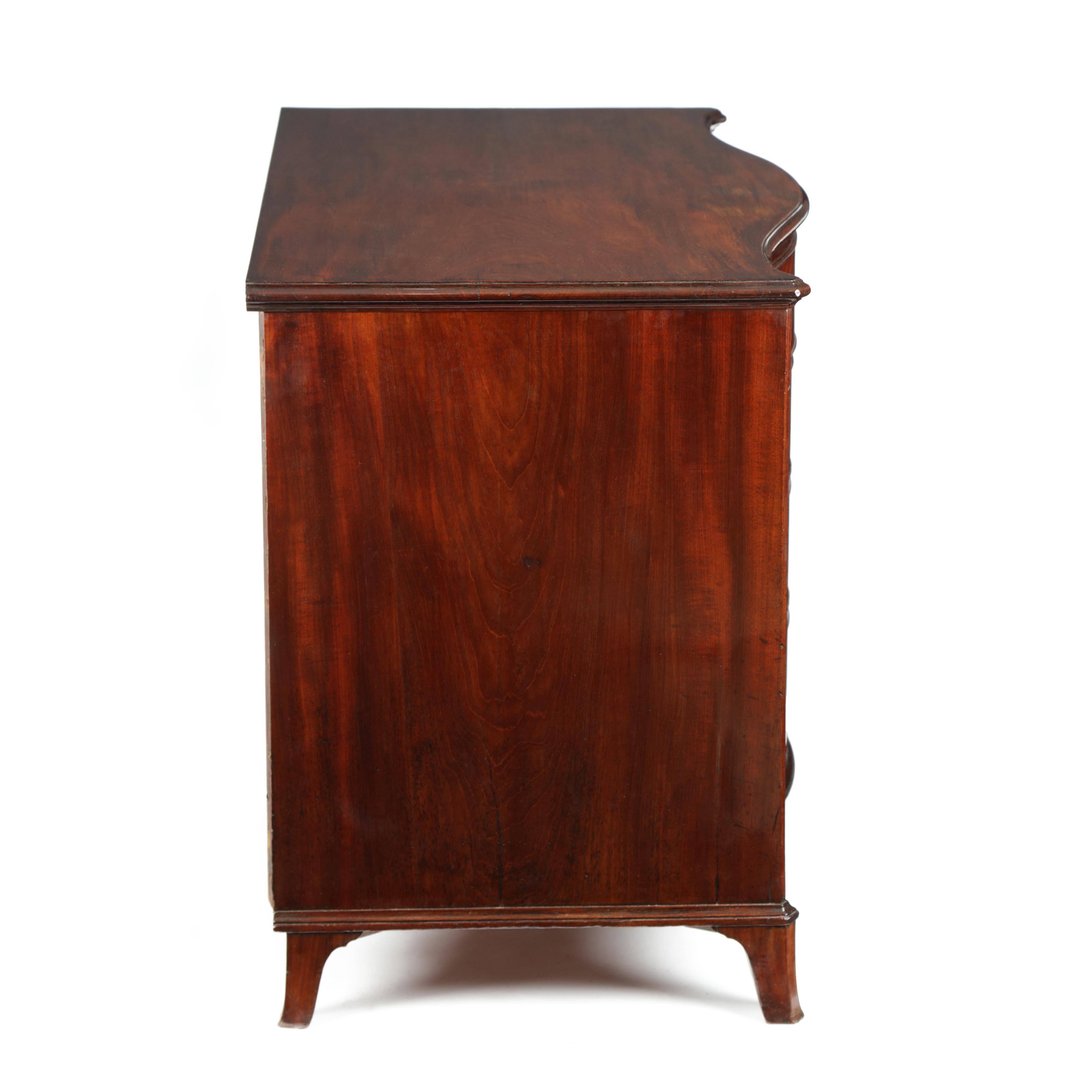 English George III Mahogany Serpentine Commode Attributed to Gillows of Lancaster For Sale