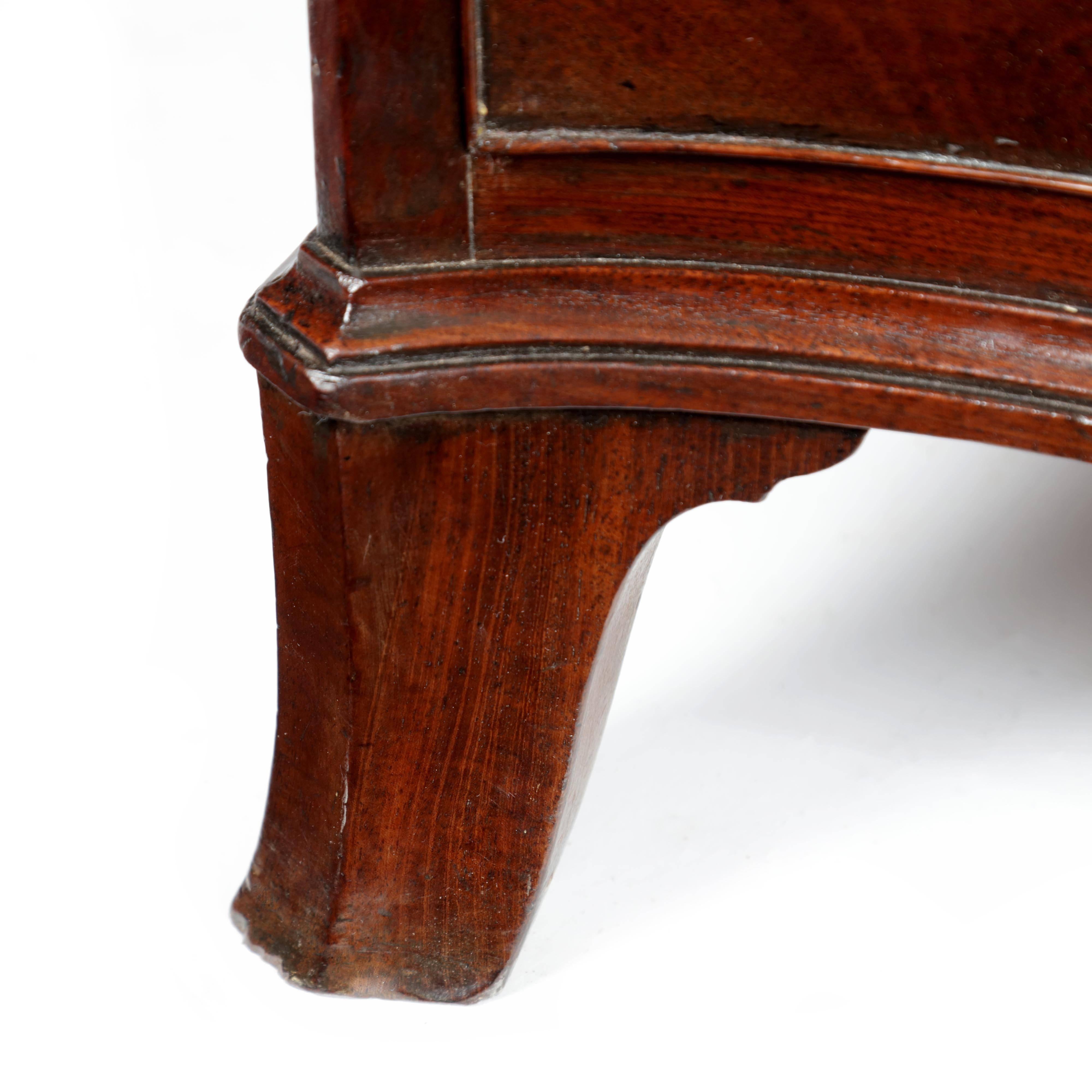18th Century George III Mahogany Serpentine Commode Attributed to Gillows of Lancaster For Sale