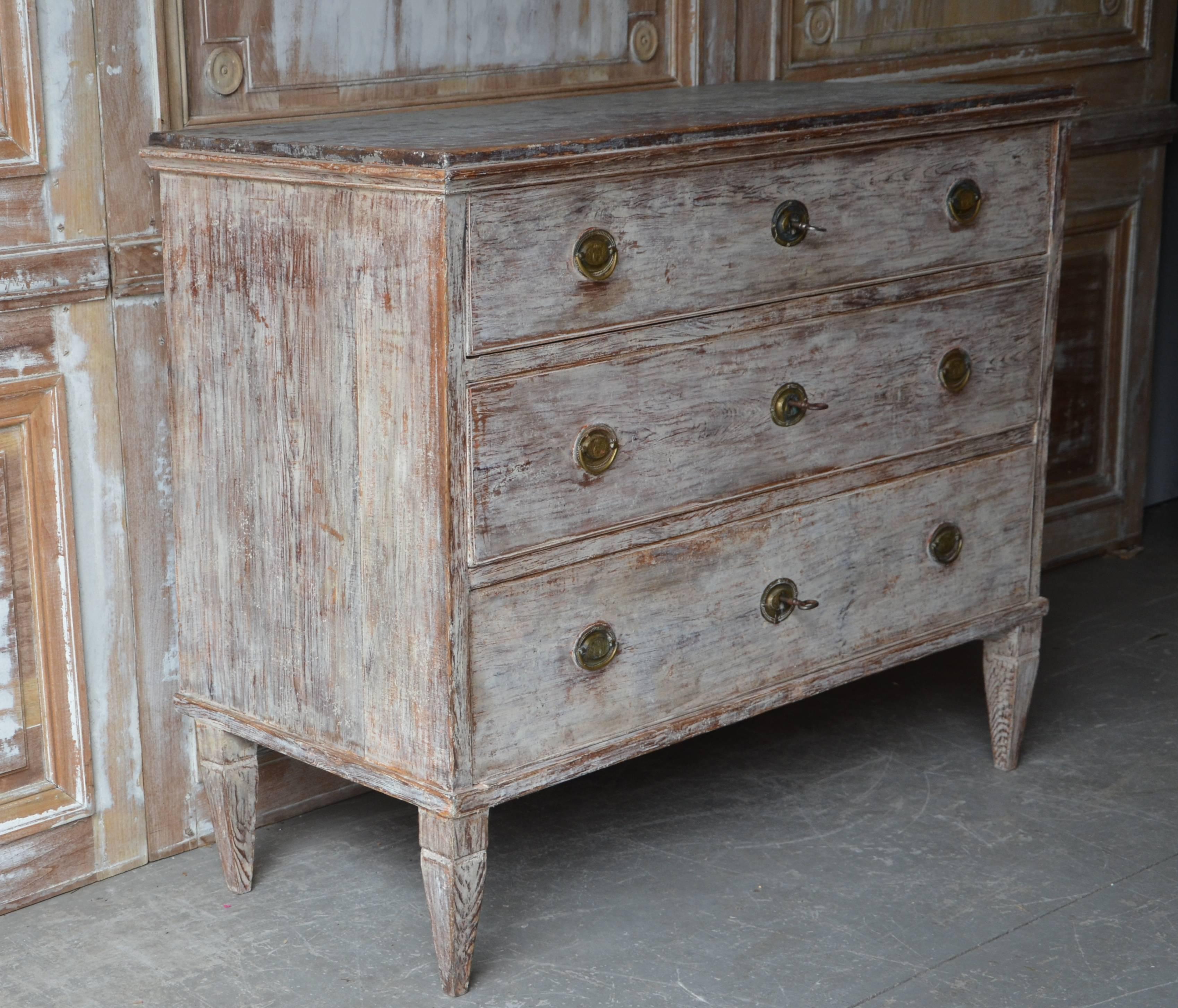 A handsome Swedish Gustavian period chest of drawers with original hardware and original wonderful worn patina.
Stockholm, Sweden, 1800-1810.

Here are few examples, surprising pieces and objects, authentic, decorative and rare items that you