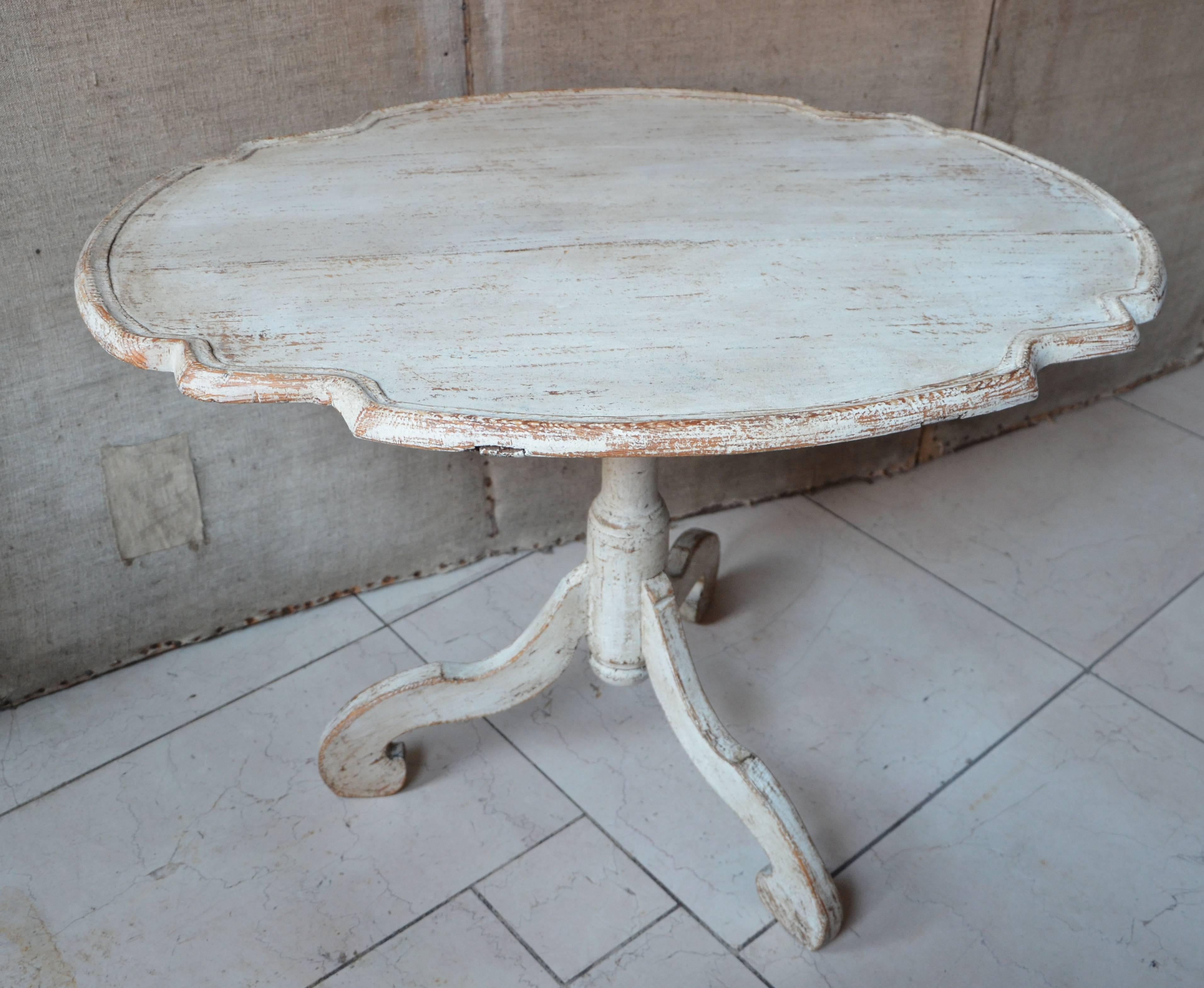 A large period Rococo oval, shaped top pedestal tray table, Sweden, circa 1760 with turned base supported by beautifully carved legs. Scrape back to traces of its original color. Värmland, Sweden, circa 1760.