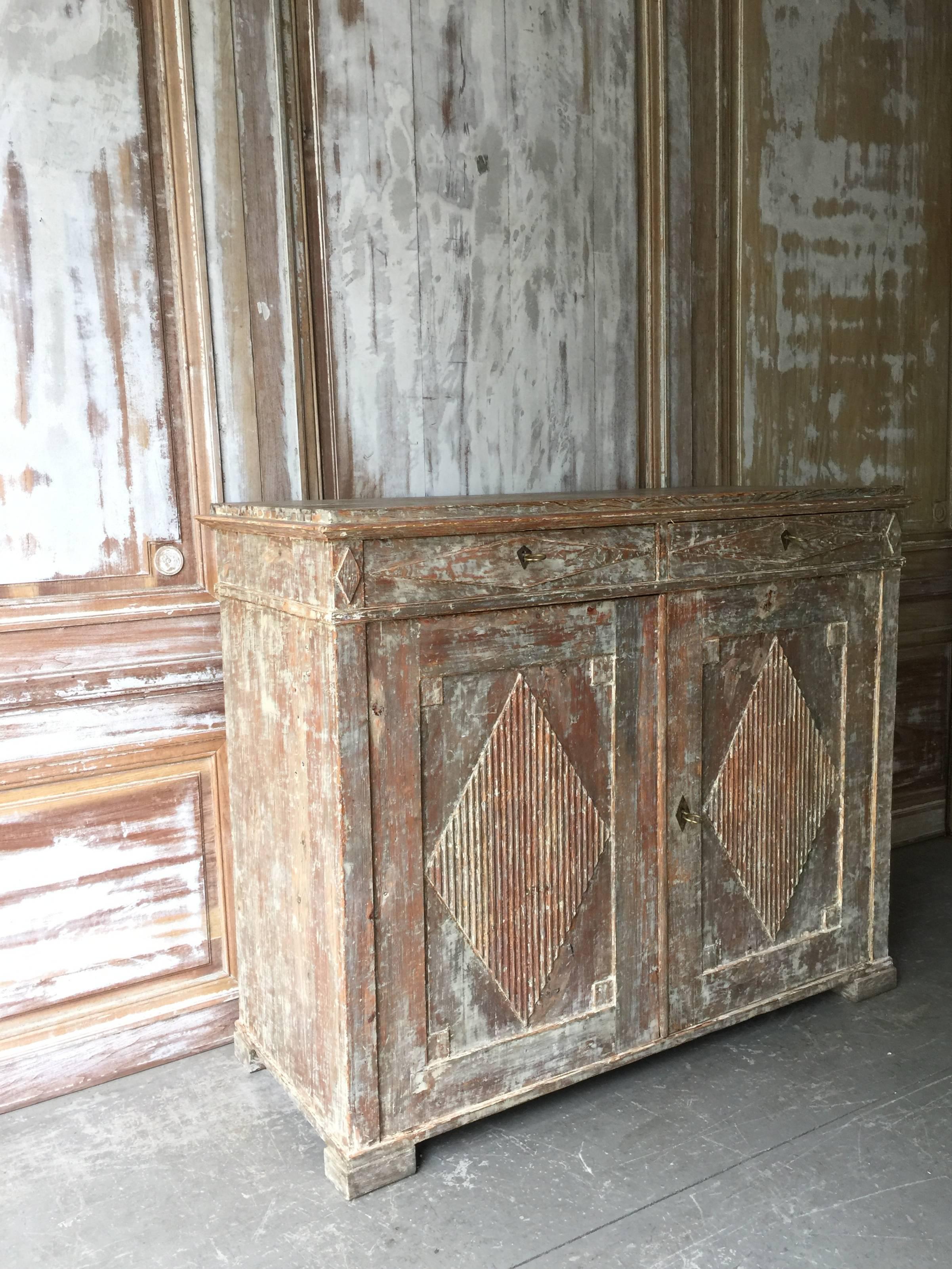 Swedish period Gustavian sideboard with shaped top, in Classic Gustavian Style with diamond chapped reeded doors scraped back to original color.
Värmland, Sweden, circa 1810/1820.

More than ever, we selected the best, the rarest, the unusual,