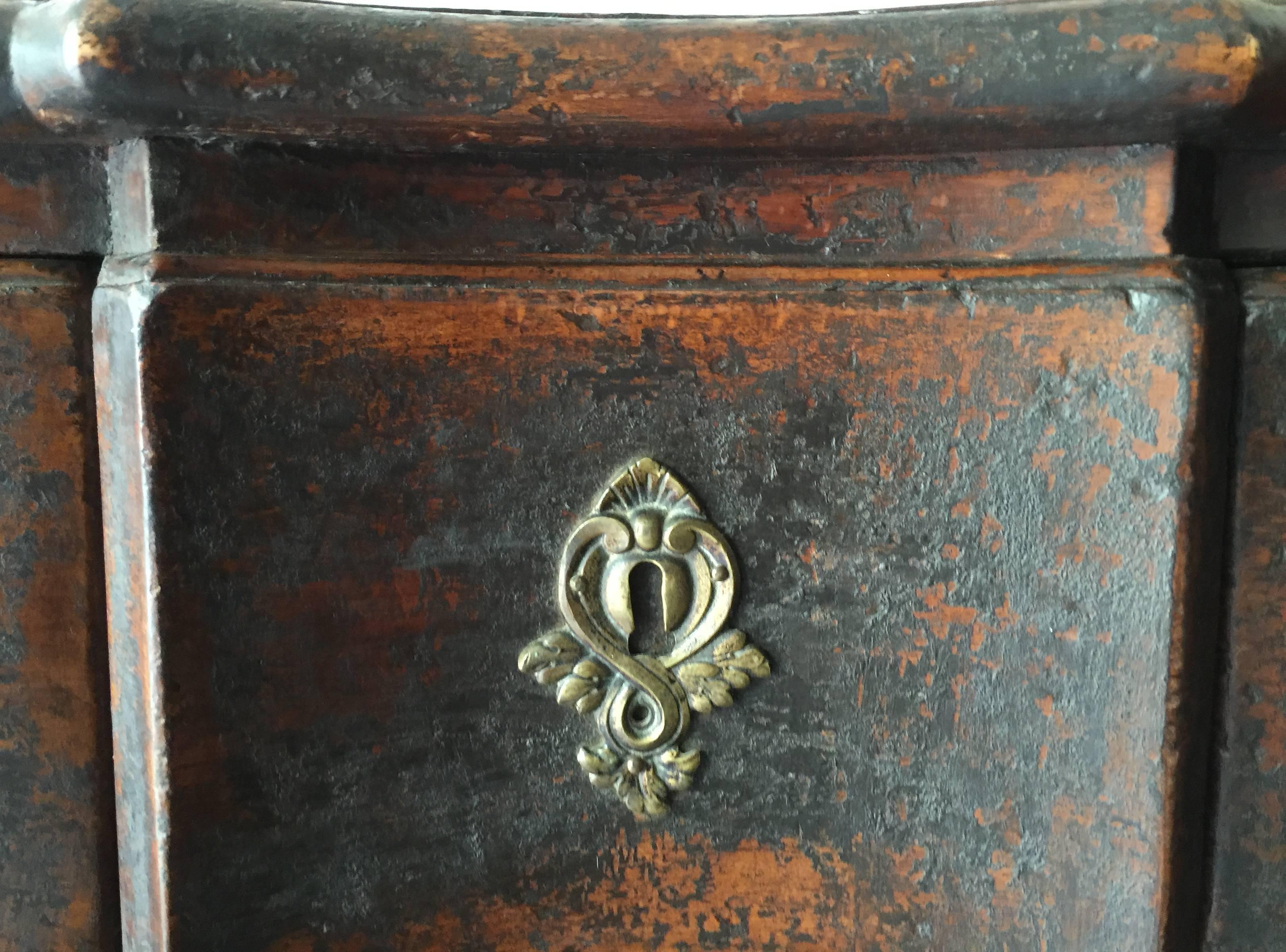 Louis XV Serpentine Commode In Good Condition In Charleston, SC