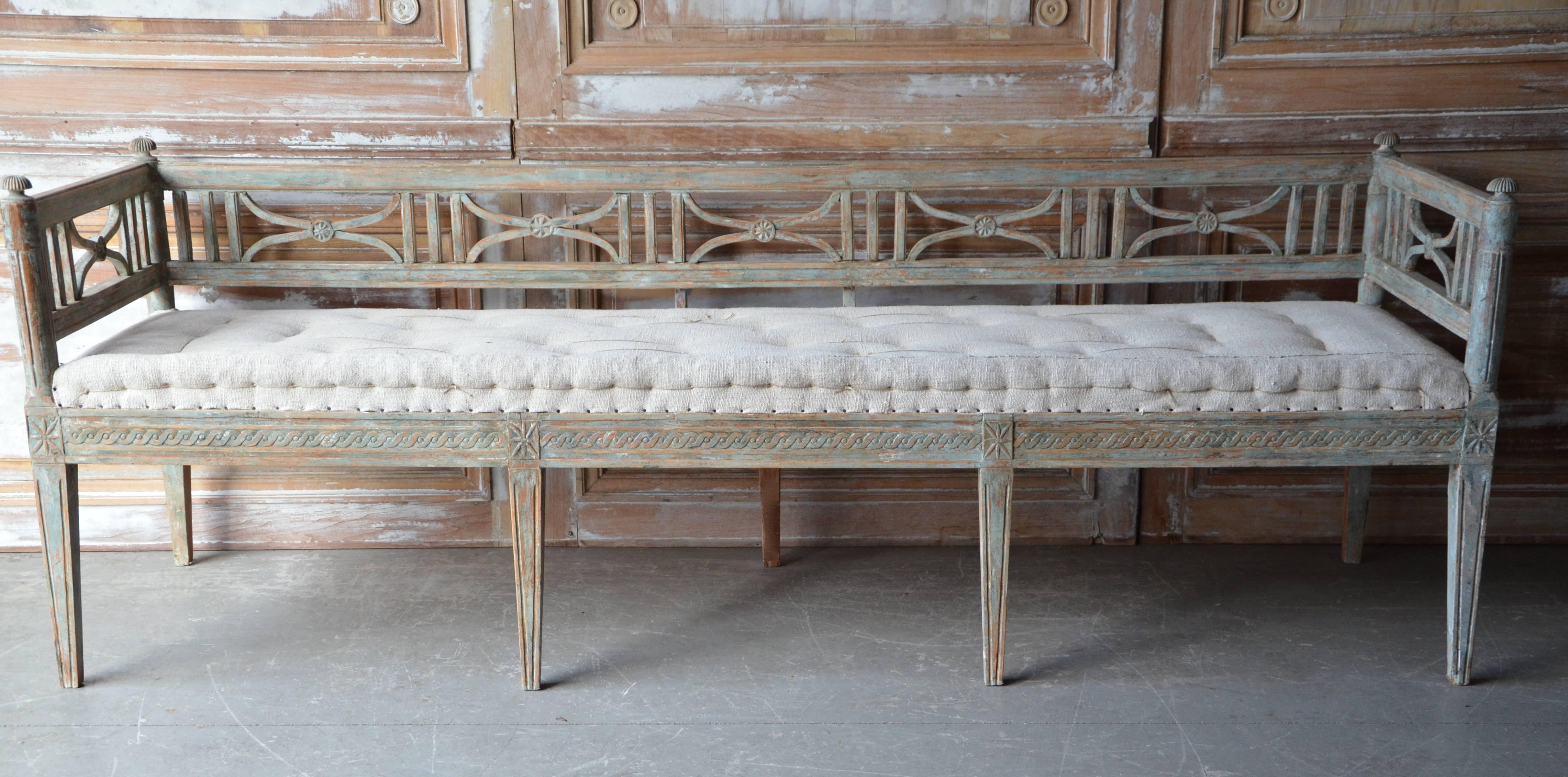Beautifully carved early 19th century Swedish Gustavian period sofa bench in lovely original blue color and patina upholstered with antique hand-loomed linen,
Gotland, Sweden, circa 1810.

More than ever, we selected the best, the rarest, the