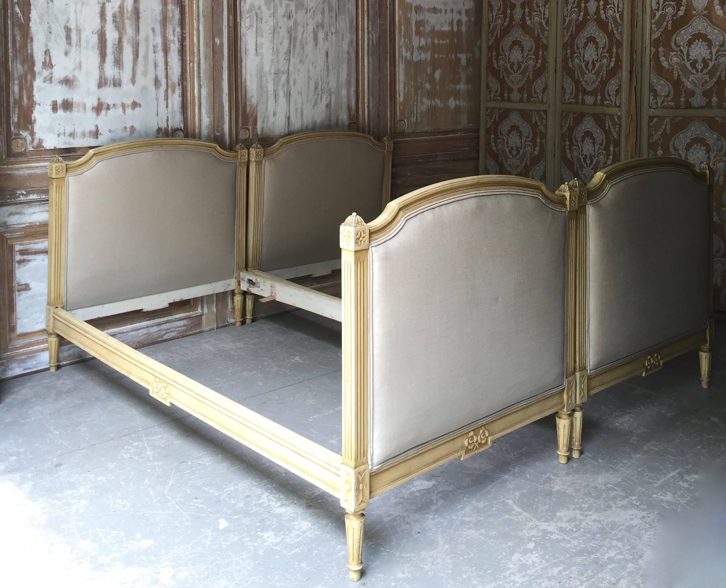 A pair of 19th century French single beds with beautiful details.

Inside measurements:
36.50
