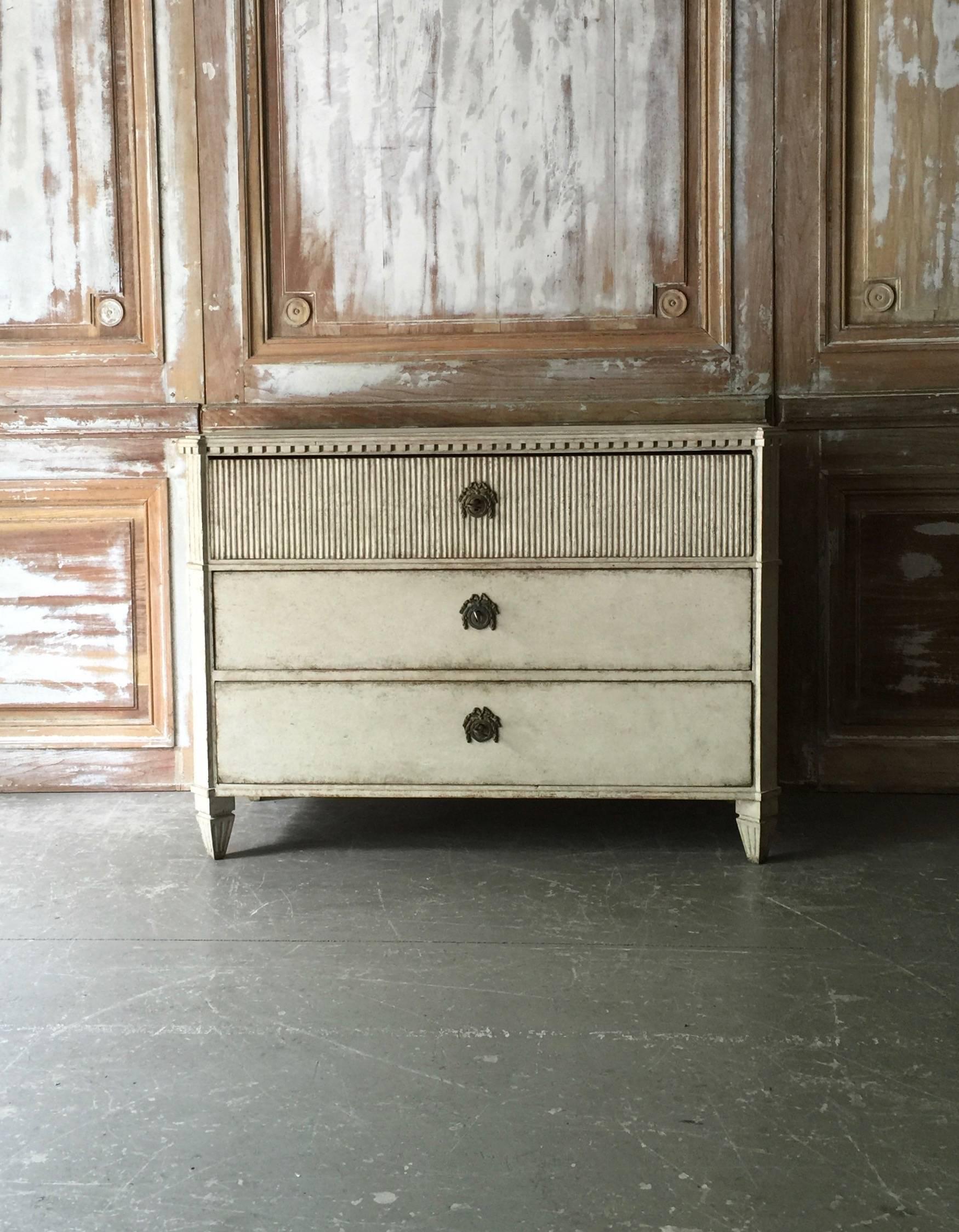 Late Gustavian period chest of drawers with fluting on front of the upper drawer. Shaped top with dental trim under, reeded canted corners and classical feet. Very classical Swedish piece with original charming hardwares,
Sweden, circa