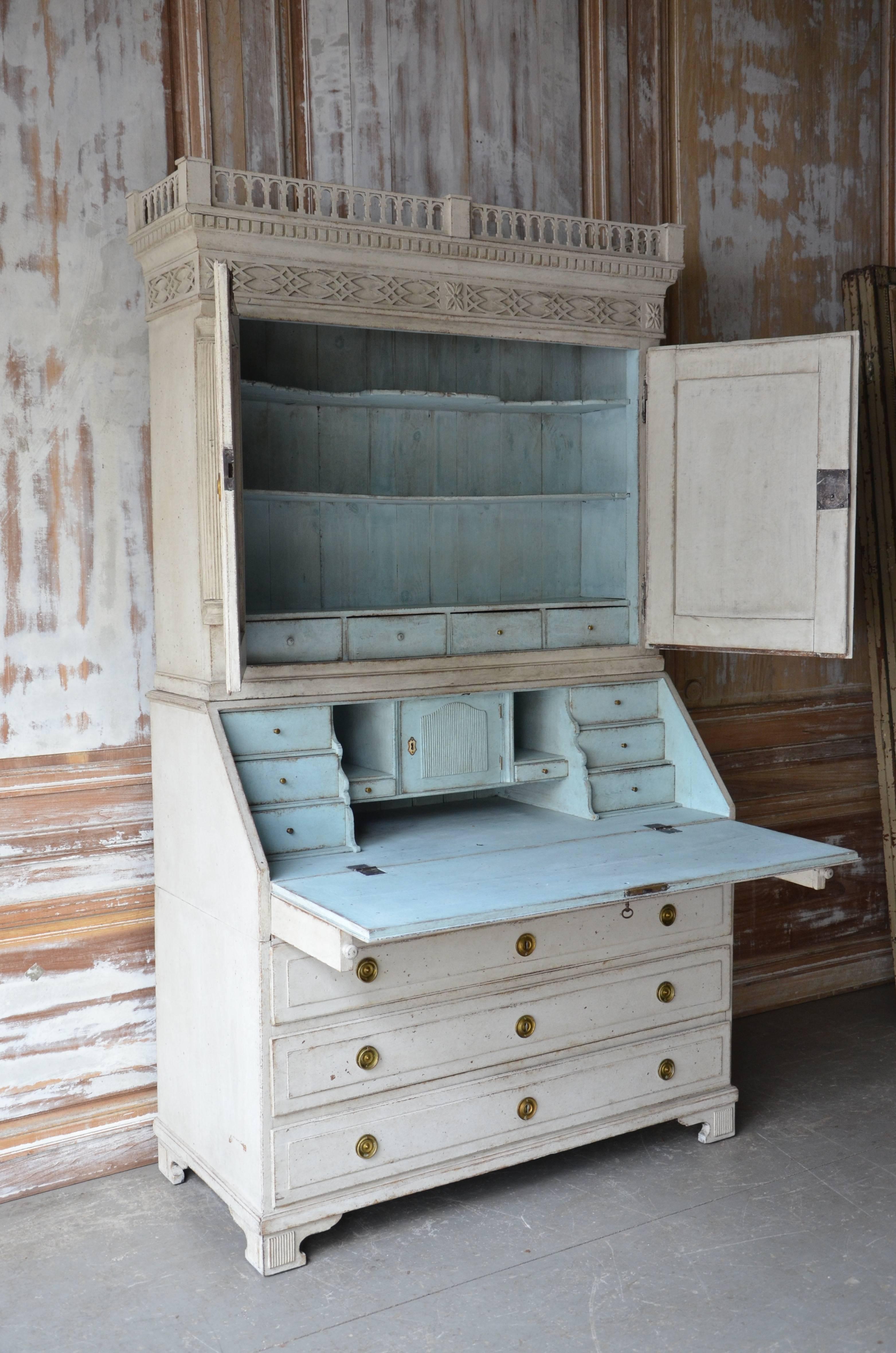 Very fine example of 18th century period Gustavian secretaire with richly carved balcony pediment cornice and fall front desk with multiple small compartments over a Classic three-drawer bureau on beautifully shaped feet, Sweden, circa 1750.
When