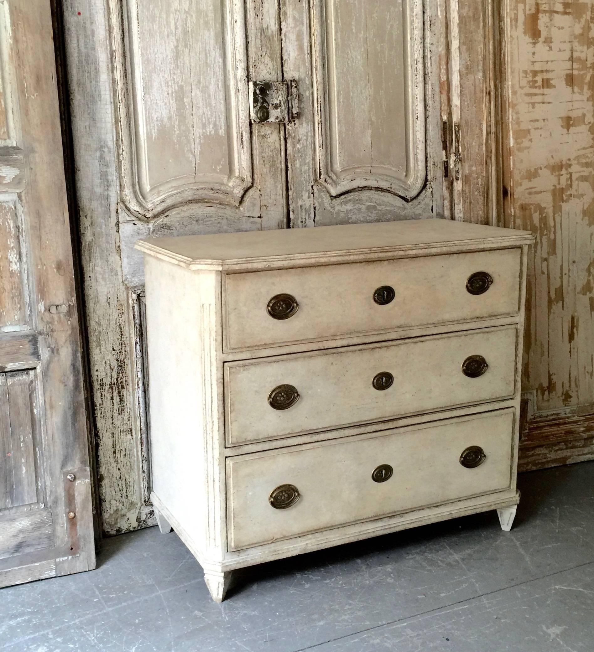 Swedish period Gustavian chest of drawers with three drawers, canted and reeded corners, handsome bronze hardwares and tapering square legs under the shaped top,
Sweden, circa 1820.
More than ever, we selected the best, the rarest, the unusual,