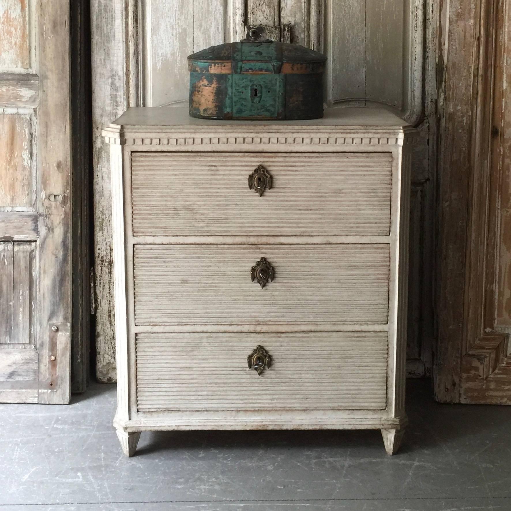 Swedish Gustavian Chest of Drawers with Reeded Front 3