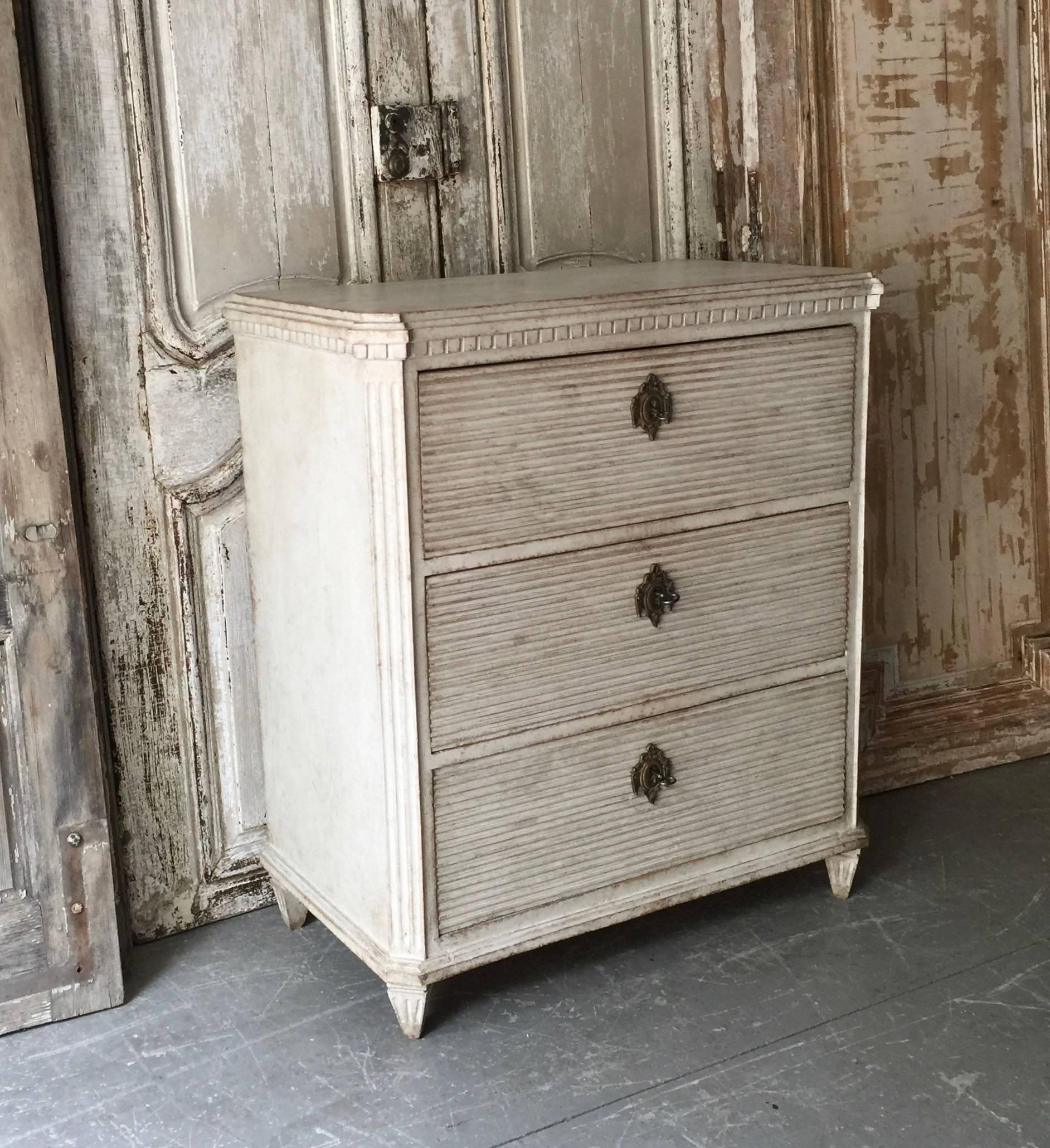 Unusual size, small 19th century Swedish Gustavian chest of drawers with classical reeded drawer fronts, shaped top, canted corners and tapered fluted feet. Unusual size: small, narrow and tall,
Sweden, circa 1860.
Surprising pieces and objects,