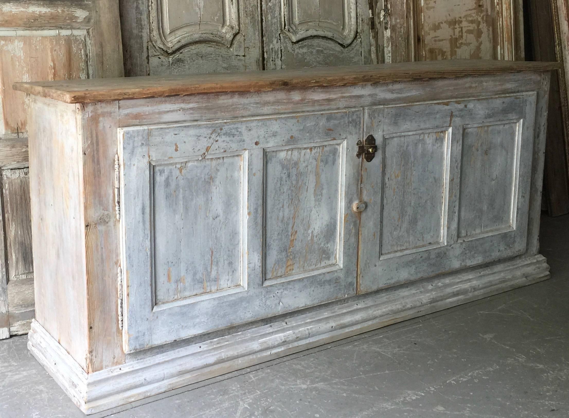 A charming 19th century painted French long sideboard, twol large doors with four panels in most original patina, natural pine top and original hardware.
Simple elegant!
Nouvelle mise à jour!

