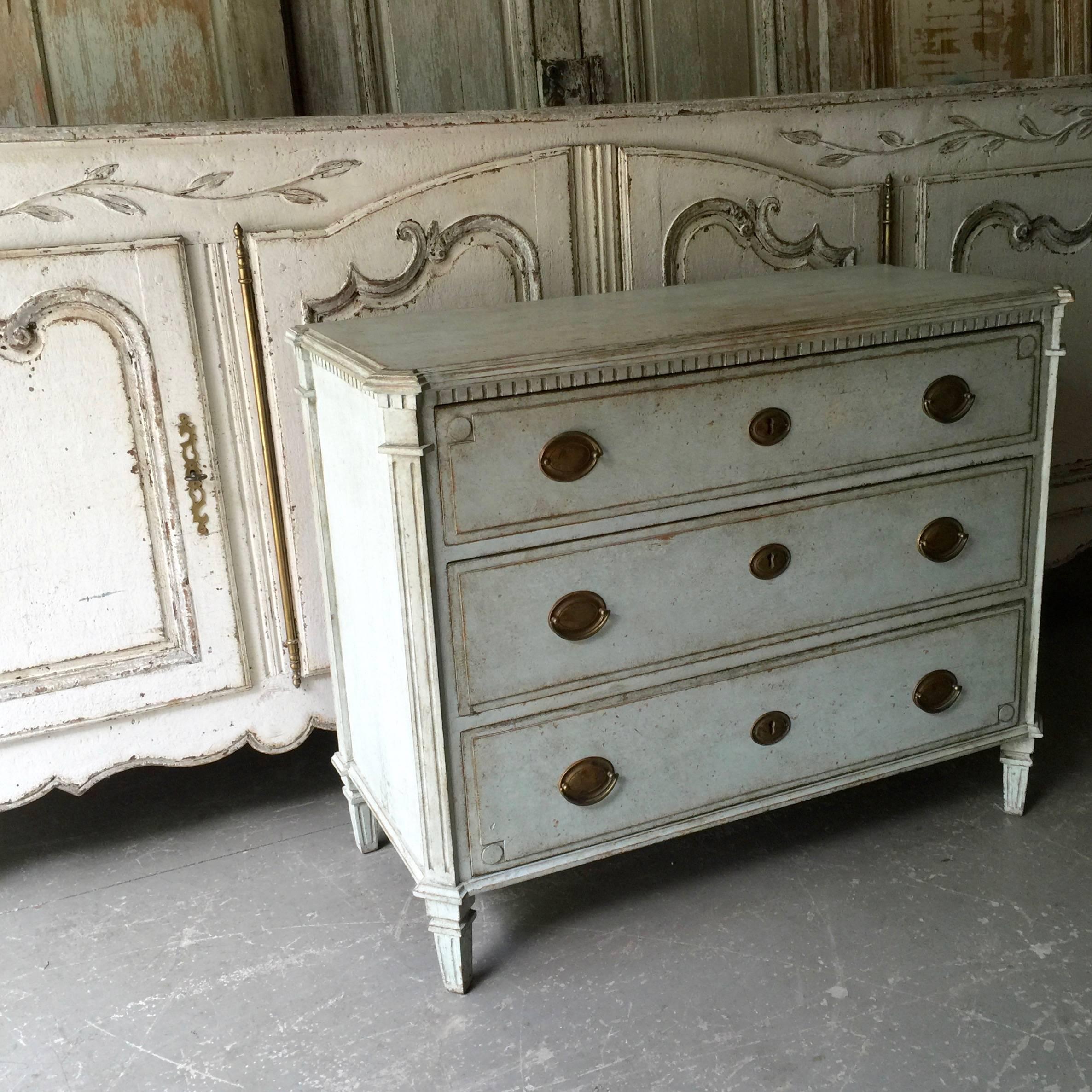 Swedish period Gustavian chest of drawers in charming pale blue color with three drawers, canted and reeded corners, handsome bronze hardwares and tapering square legs under the shaped top.
Sweden, circa 1810.
More than ever, we selected the best,