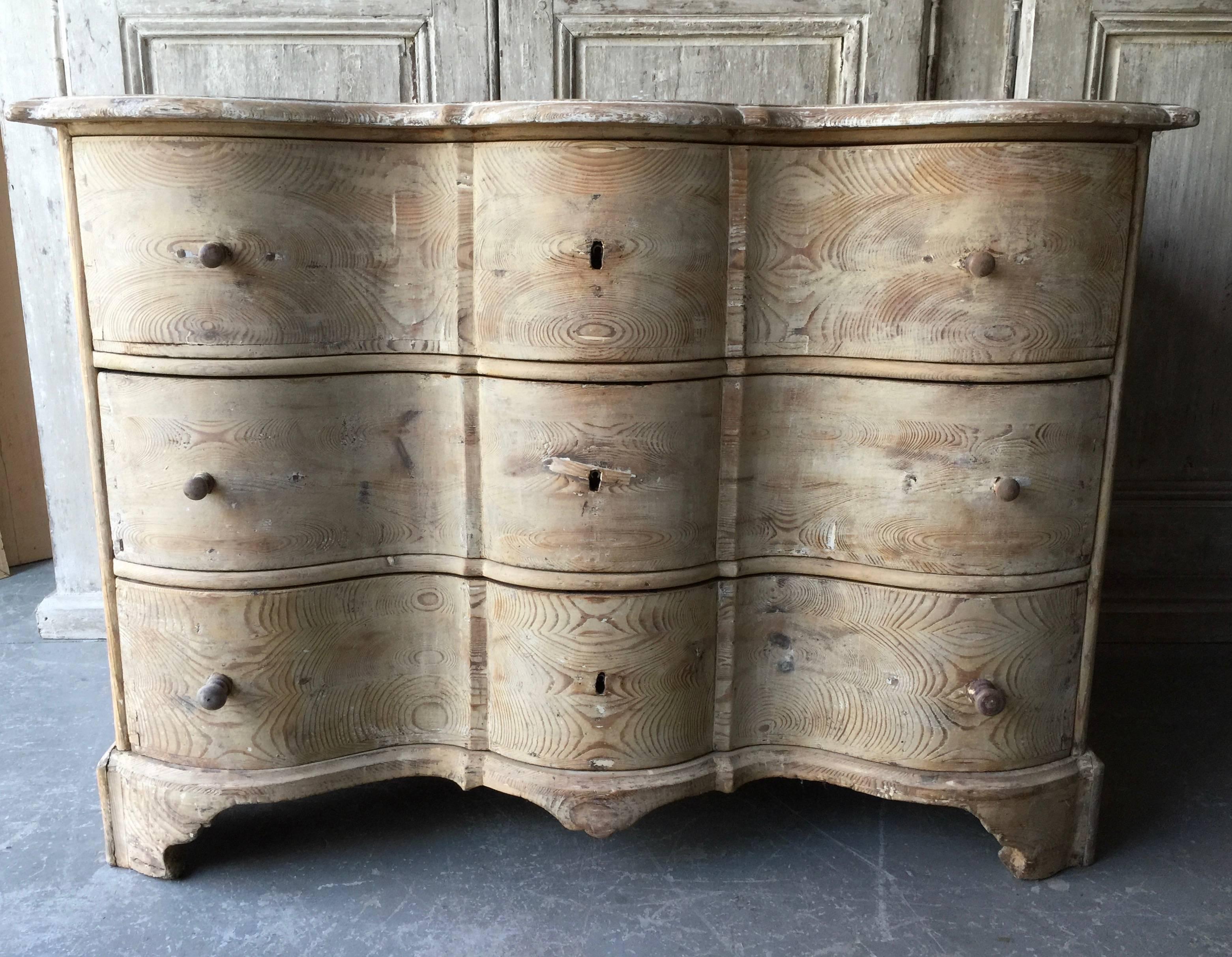 Incredible 18th century Swedish late Baroque chest of drawers with wonderfully carved serpentine fronted drawess,
Sweden, 18th century.
Surprising pieces and objects, authentic, decorative and rare items. Discover them all.