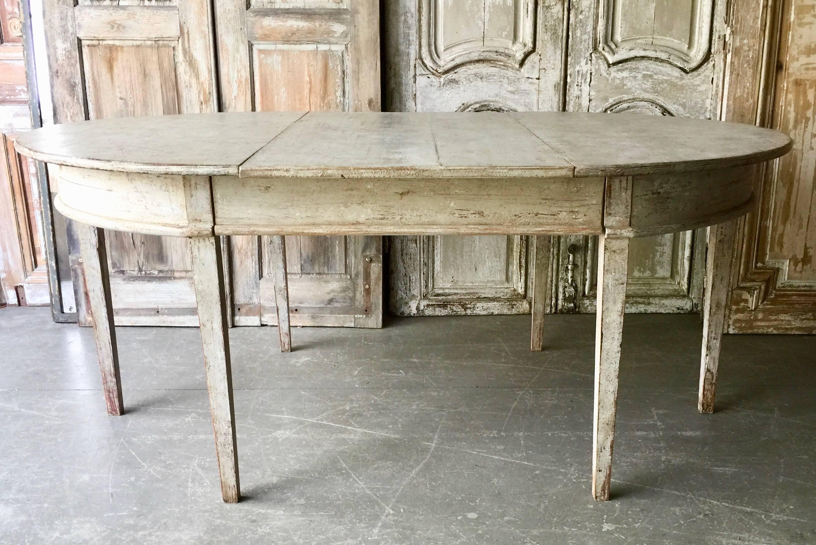 Early 19th Century Swedish Period Gustavian Extending Table In Good Condition In Charleston, SC