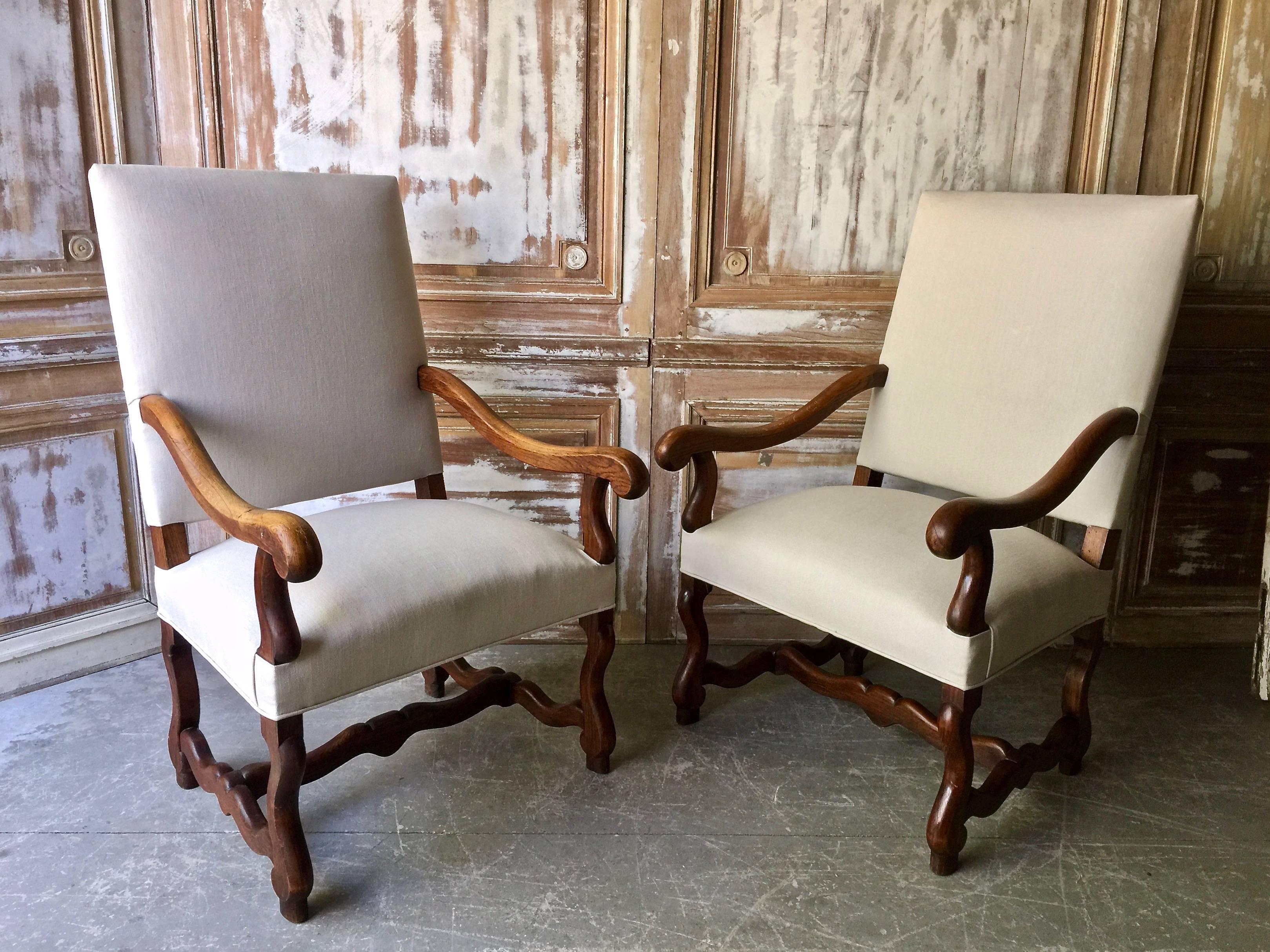A large pair of French Fauteuil with billhead arms (bec de corbin) and H-shaped mutton-bone stretcher (os de mouton) in beautifully patinated oak. Upholstered in modern time linen. Very comfortable large chairs,
France, circa late 18th