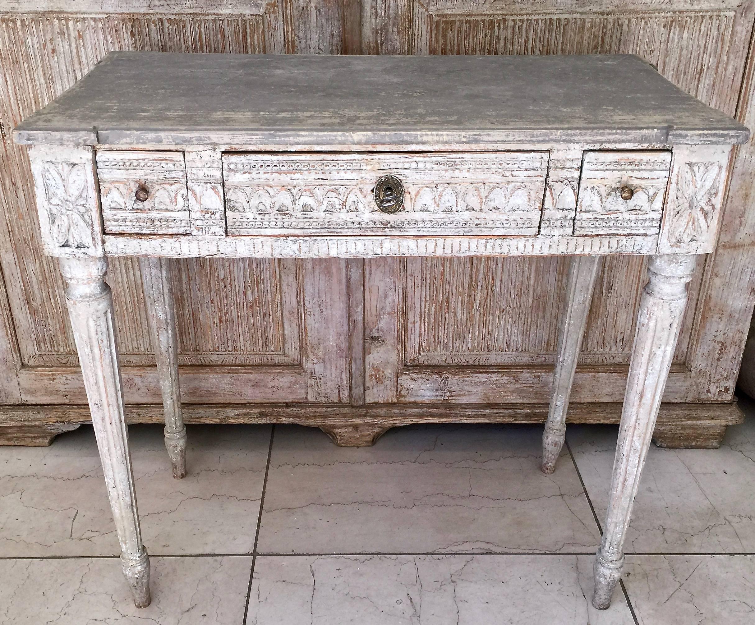 Very elegant 18th century Swedish period Gustavian freestanding console or table with richly decorated with lamb’s tongue molding on all around of the apron with florets at the corner blocks, wonderful tapered and fluted legs. This skillfully carved