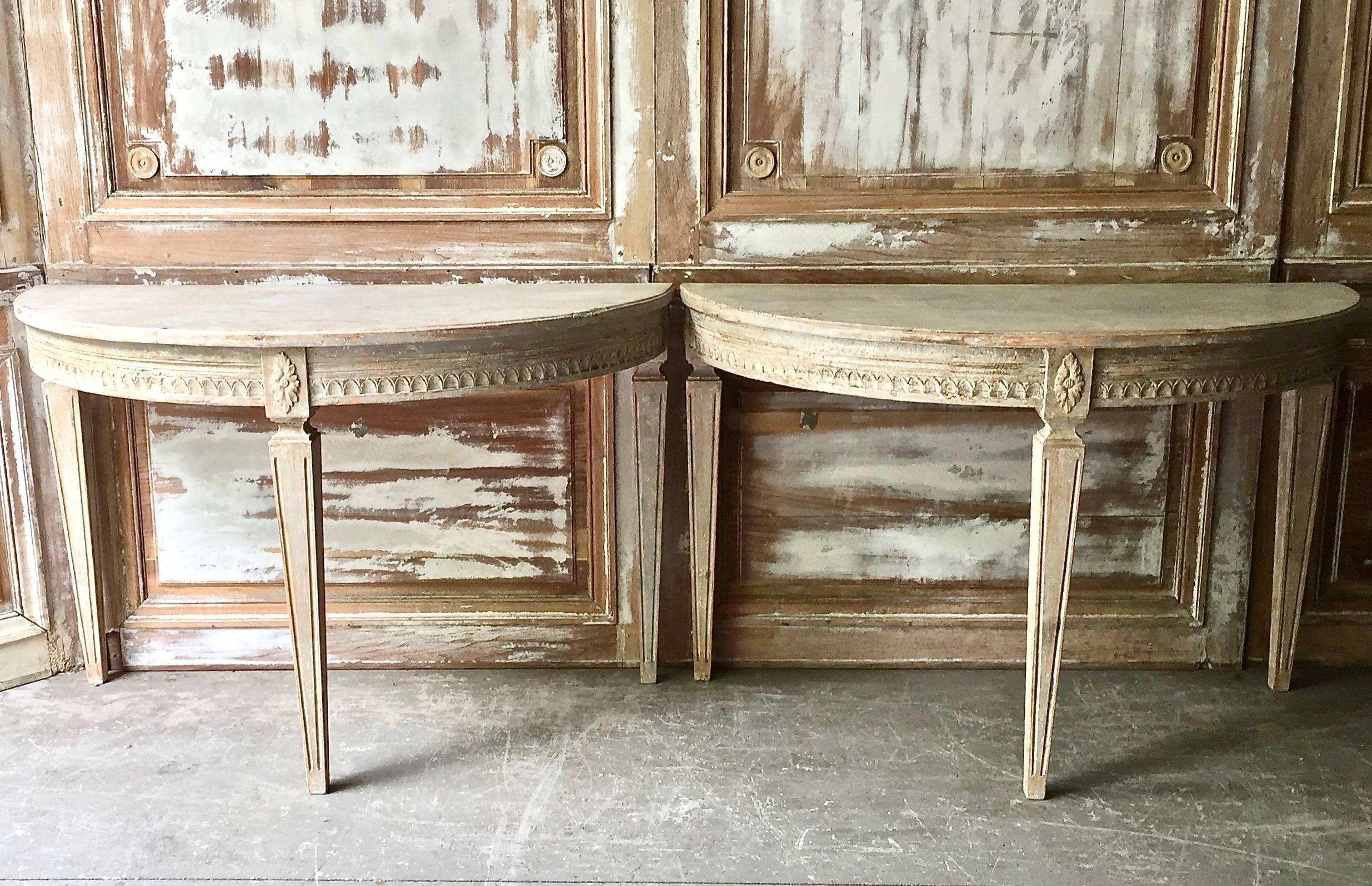 Pair of Swedish Gustavian period demilune console tables beautifully carved apron with lamb's tongue molding and florets on the corner blocks. Elegant tapered and fluted legs.
Stockholm, Sweden, circa 1820.
More than ever, we selected the best,