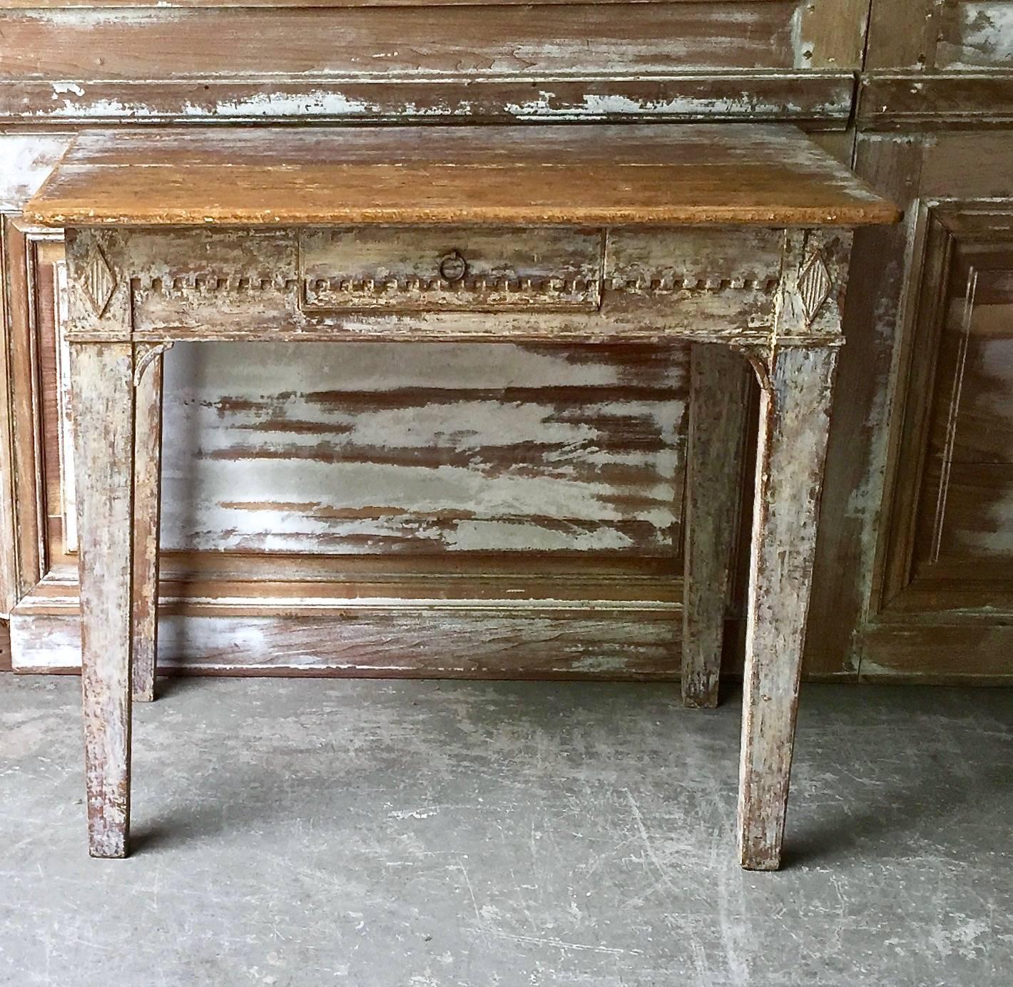 Charming freestanding Swedish 18th century Gustavian table with one drawer and dentil carving all around on frieze and diamond detail in the corner blocks.
A lovely piece.
Värmland, Sweden, circa 1790.
Surprising pieces and objects, authentic,