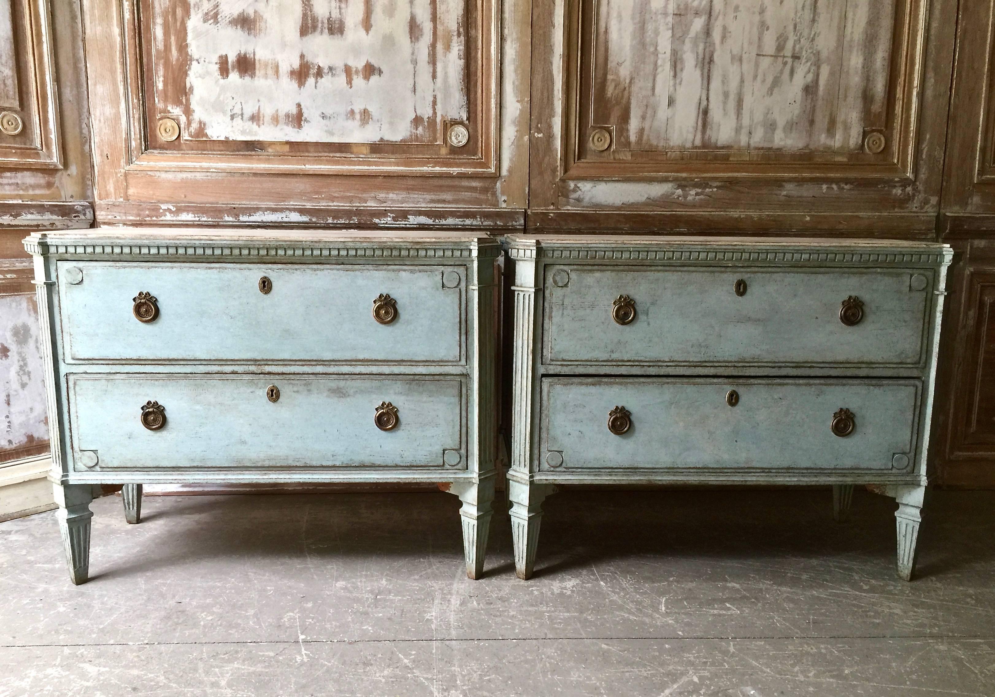 A very handsome pair of 19th century Swedish Gustavian style chests in charming pale blue paint with contrasting marbleized wooden tops. Drawers with raised panels and bronze hardwares.
Canted corner post with dentil molding under the shaped top on