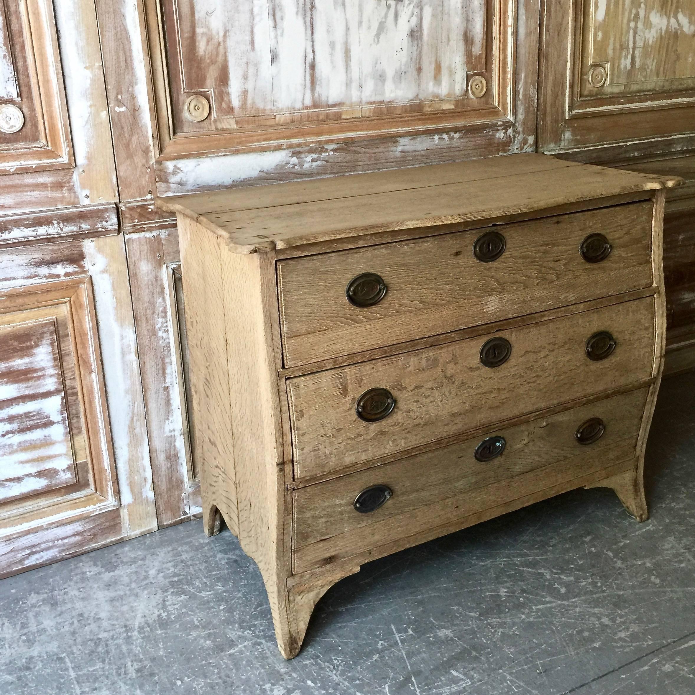 A charming and richly carved bombe front little Dutch commode with bombe front in bleached oak with super old patina.
Holland, early 19th century.
More than ever, we selected the best, the rarest, the unusual, the spectacular, the most charming