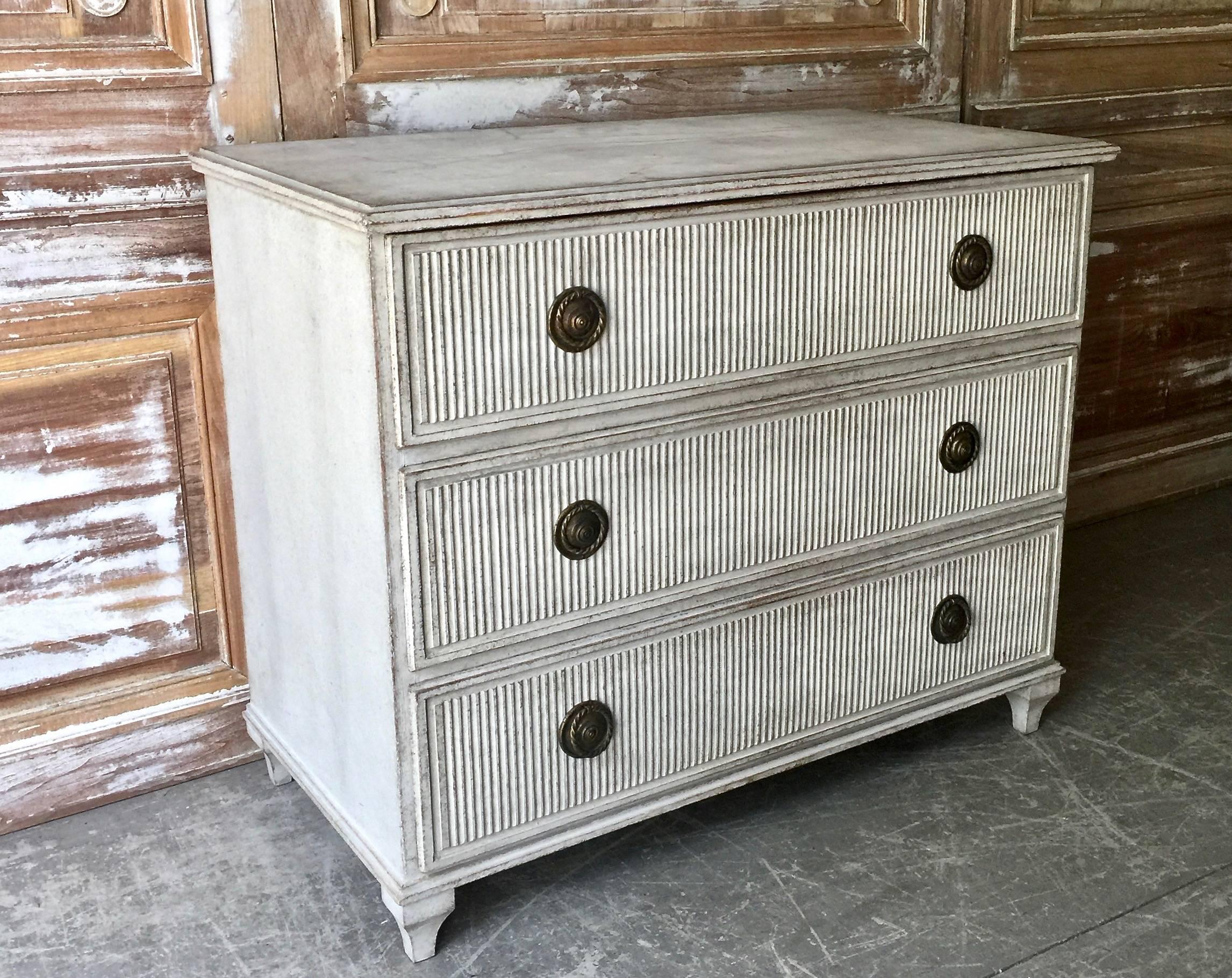 Early 19th century period Swedish Gustavian chest of drawers with Classic reeded drawer fronts with beautiful large bronce fittings, in palest gray color.
Sweden, circa 1805.
Here are few examples surprising pieces and objects, authentic,