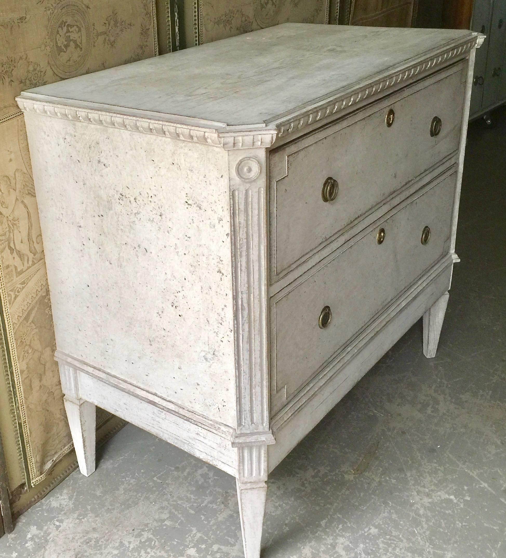 Early 19th Century Swedish period Gustavian chest of drawers with brass fittings, shaped top and canted corners posts with fluted and medallion details. 
Sweden, circa 1810.
More than ever, we selected the best, the rarest, the unusual, the