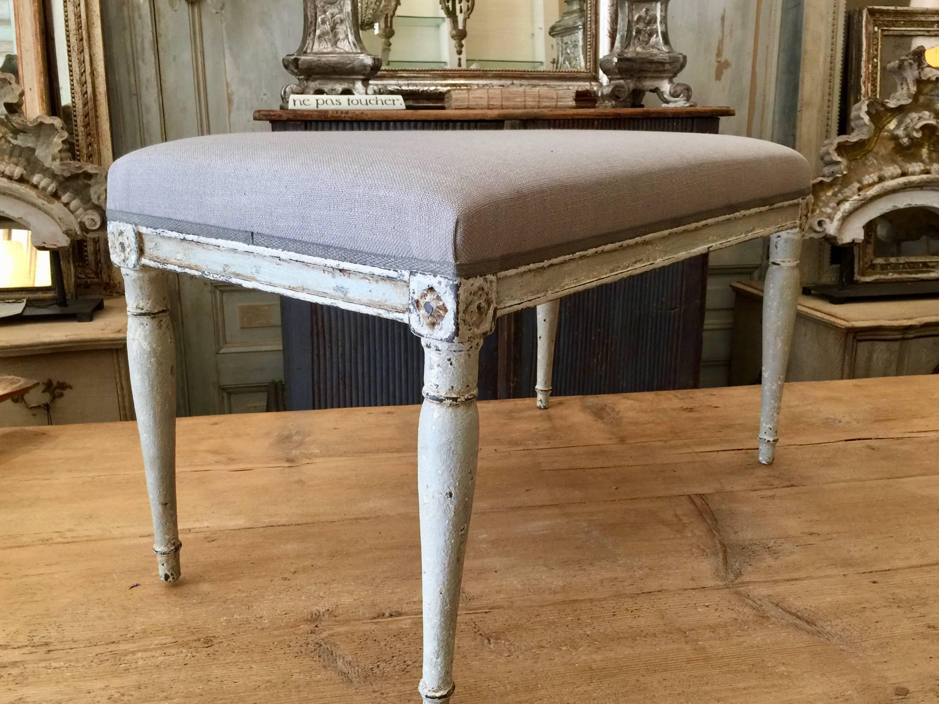 Charming narrow bench in Louis XVI style, carved side rails, tapering round legs with florets at the corner blocks and upholstered seat in linen. 
More than ever, we selected the best, the rarest, the unusual, the spectacular, the most charming,