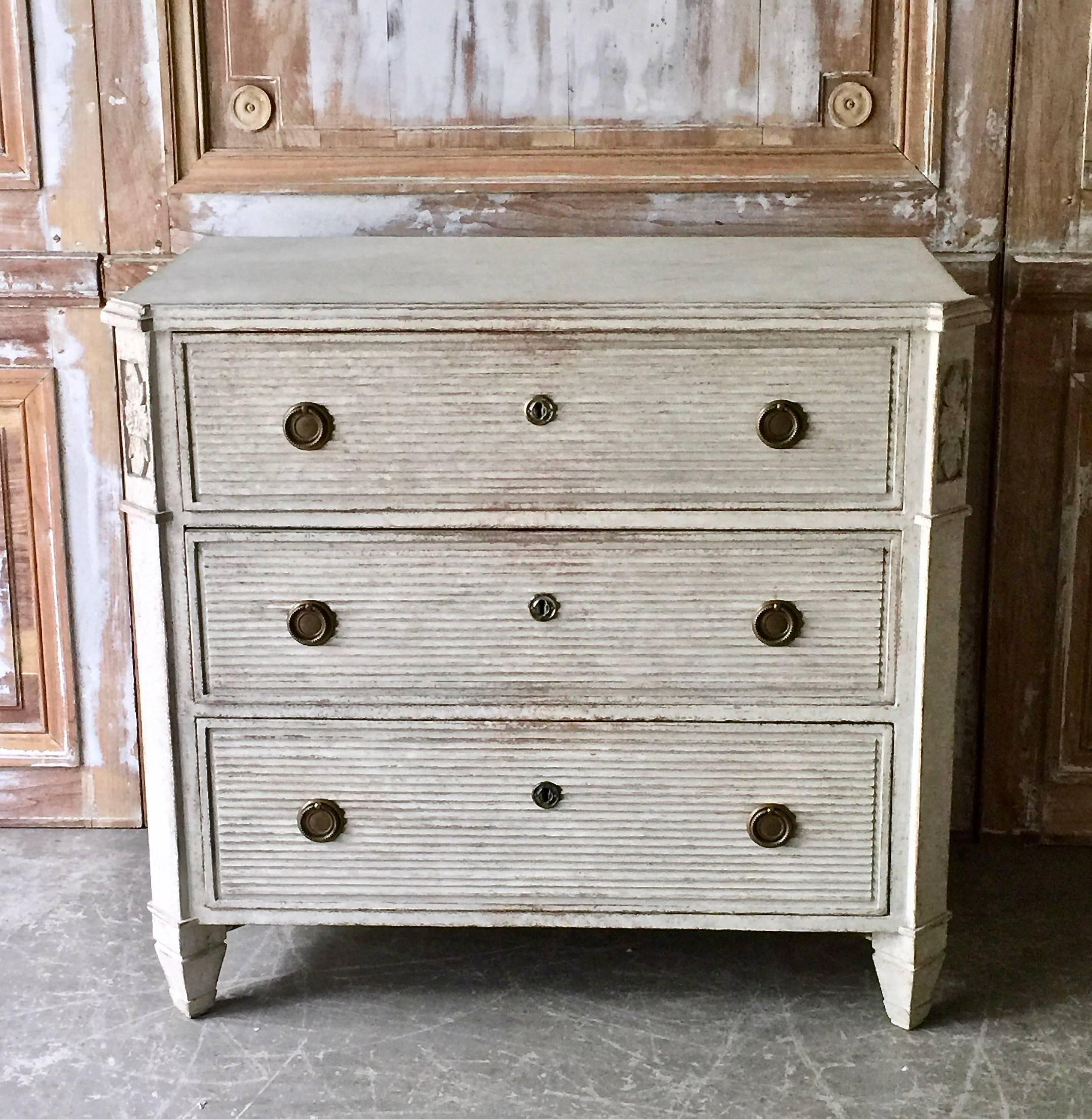 A very fine of 19th century, Swedish Gustavian chest of drawers with all three drawer reeded and and exceptional floral carvings on each reeded corner posts under the wood shaped top. 
Sweden, circa 1860 
More than ever, we selected the best, the